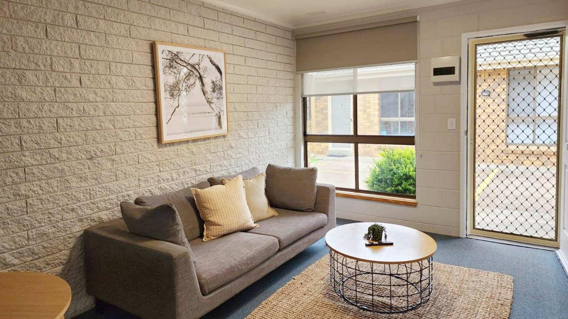One-Bedroom Apartment - Photo 4