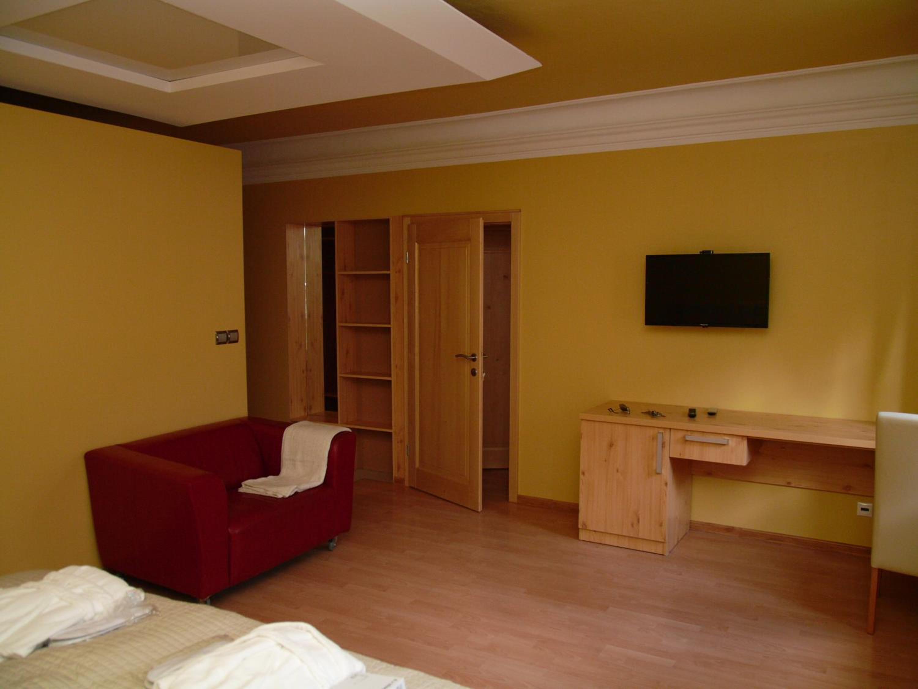 Deluxe Room (2 Adults + 1 Child) - Photo 3