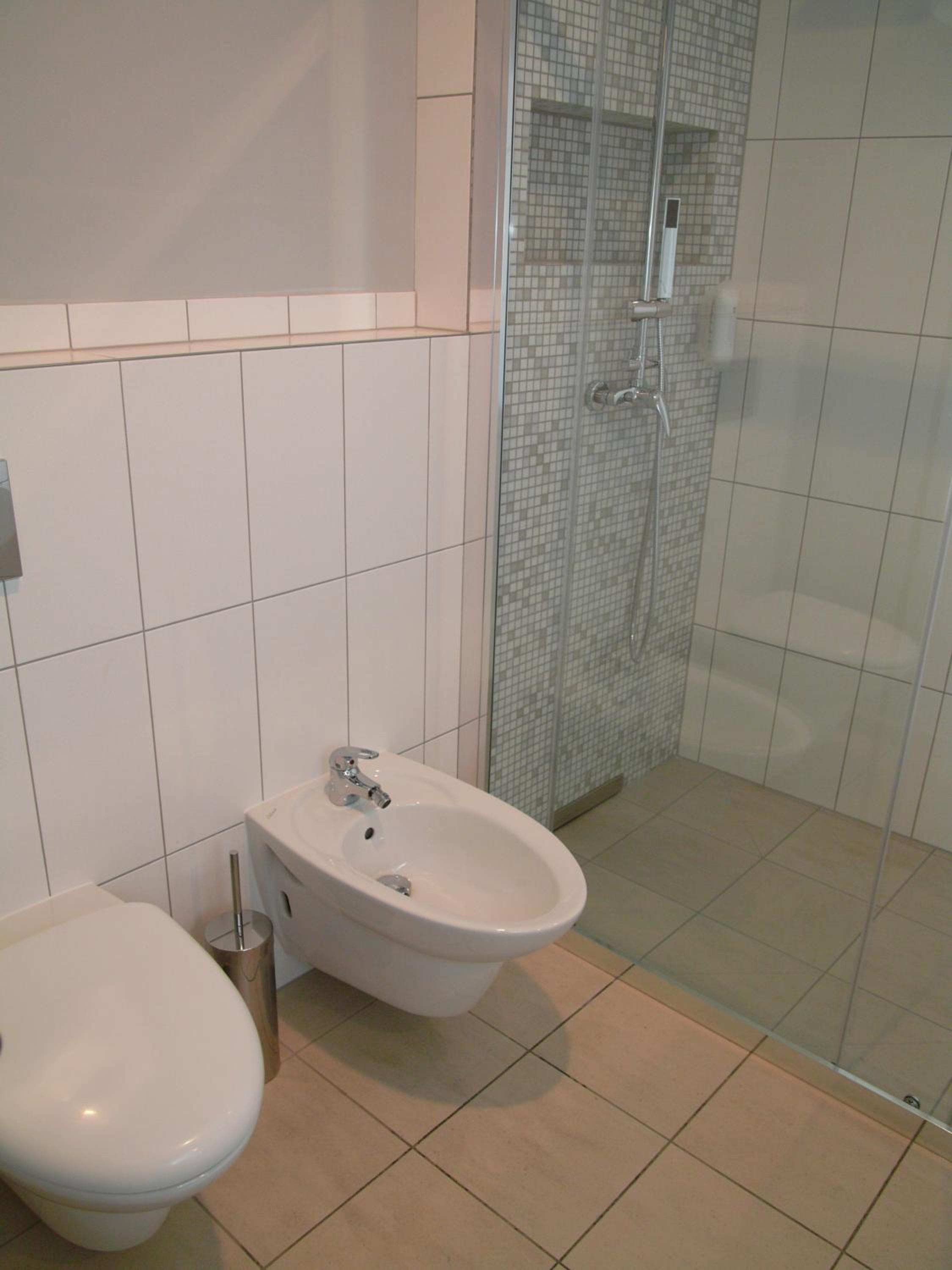 Deluxe Room (2 Adults + 1 Child) - Photo 4