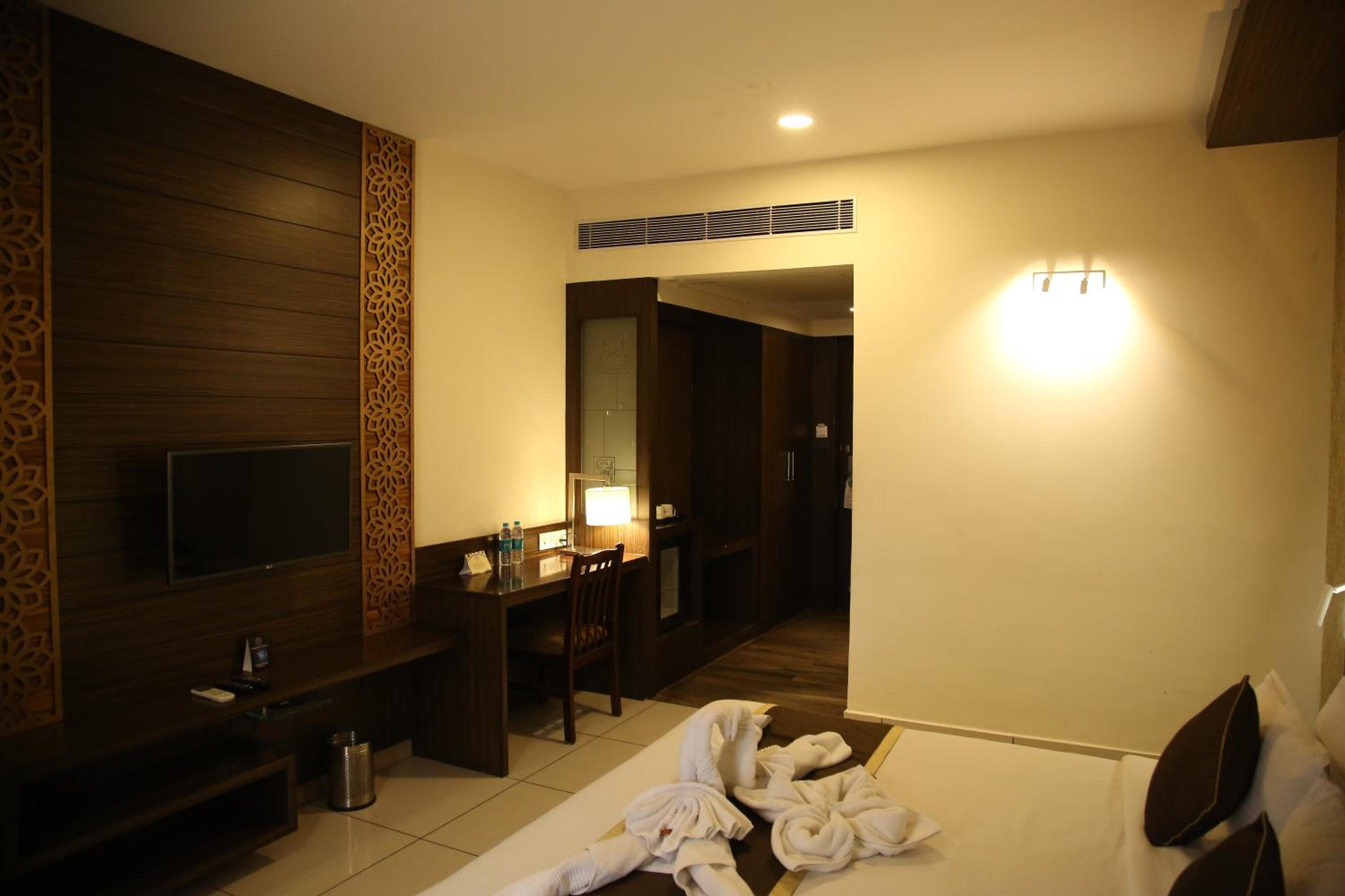 Deluxe Double or Twin Room - Photo 12