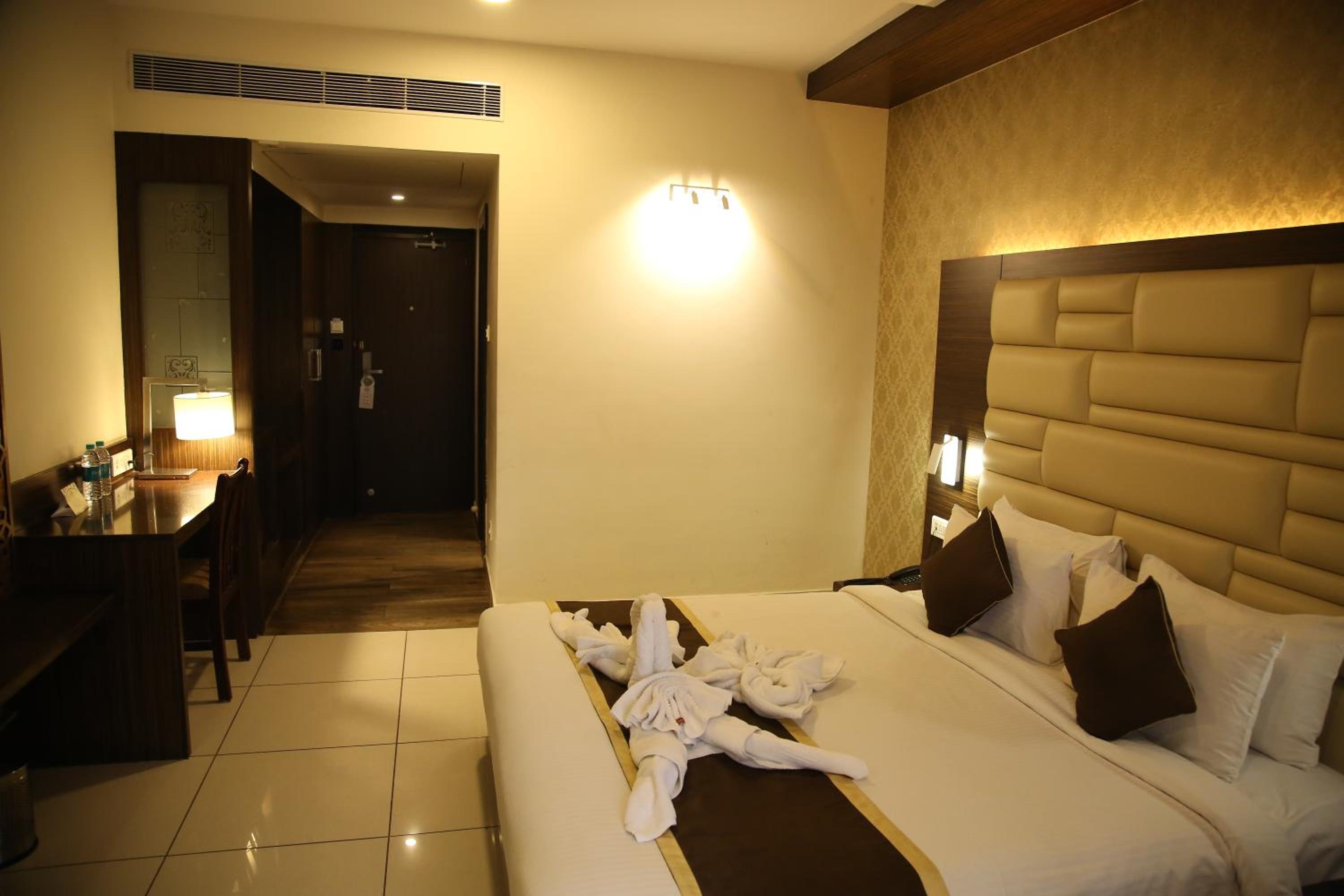 Deluxe Double or Twin Room - Photo 11