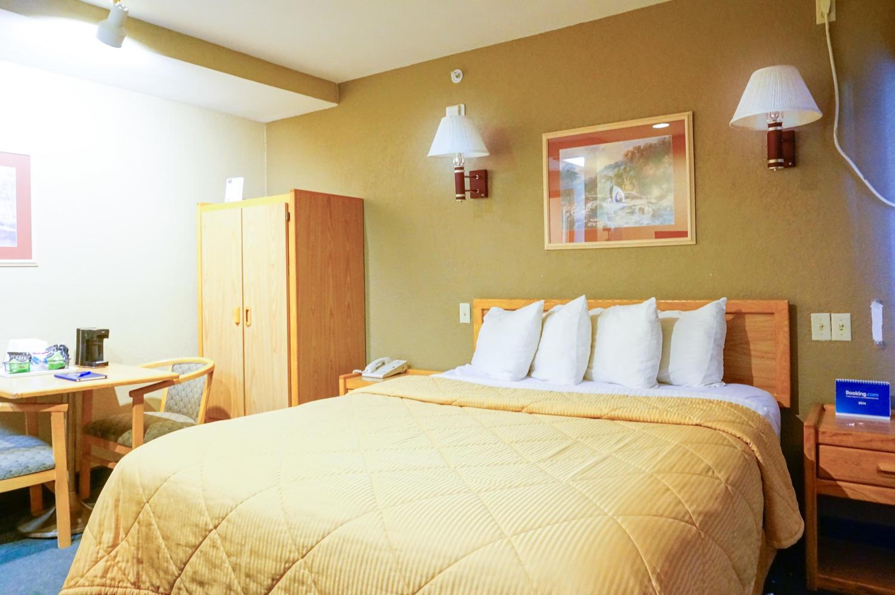 Queen Room photo 2