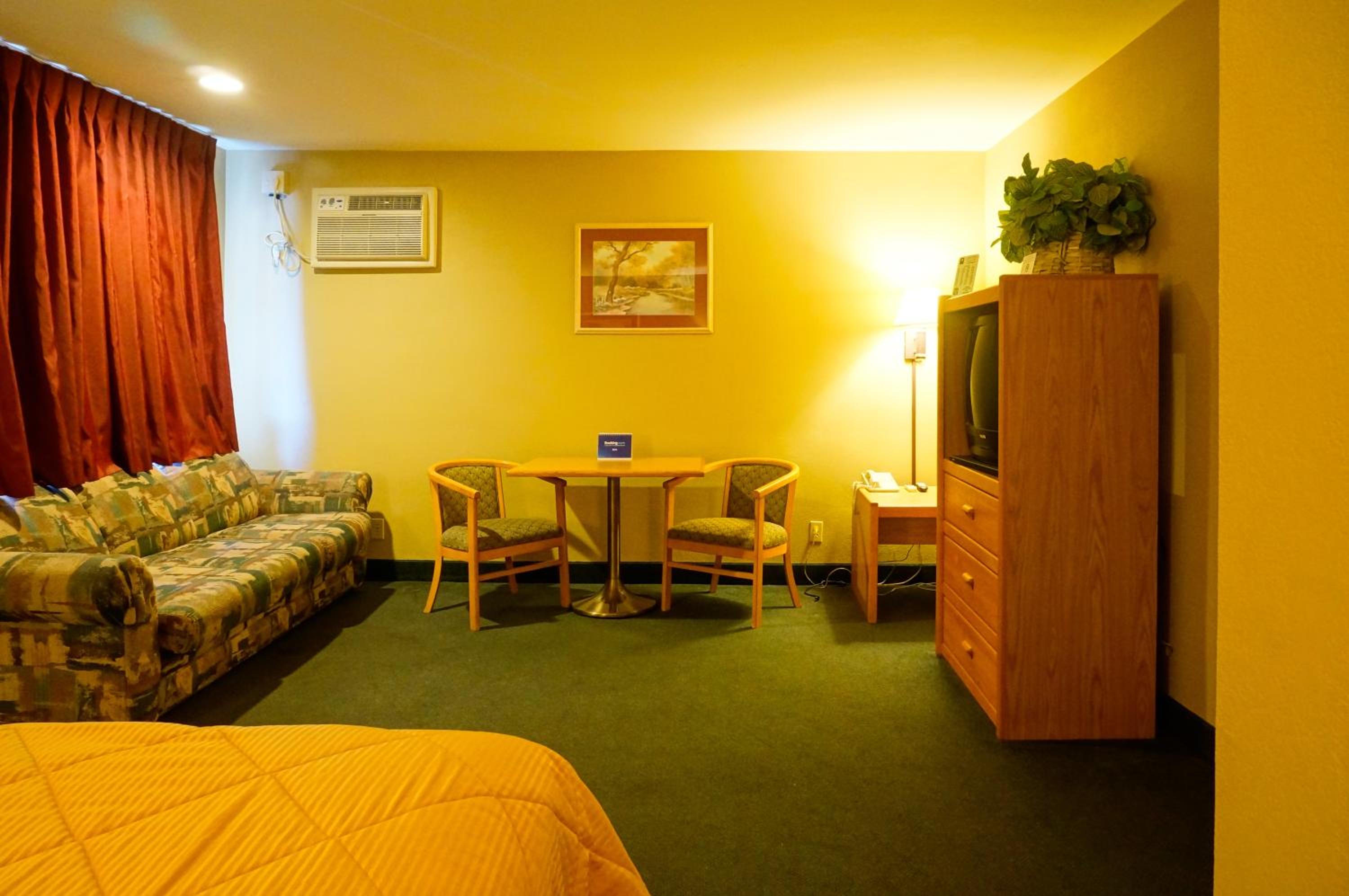 Two-Bedroom Suite (4 Adults) photo 3