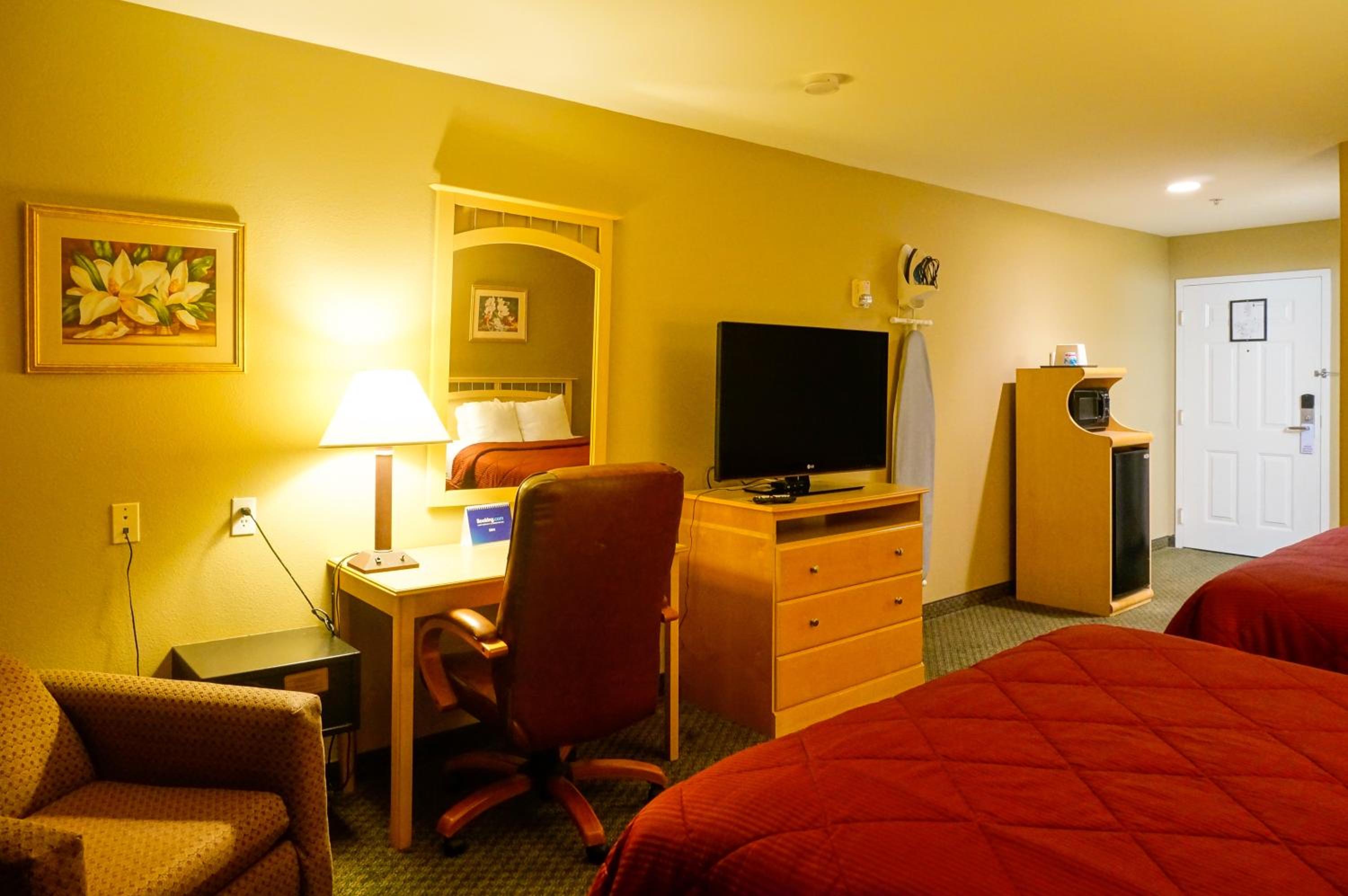 Queen Room with Two Queen Beds photo 3