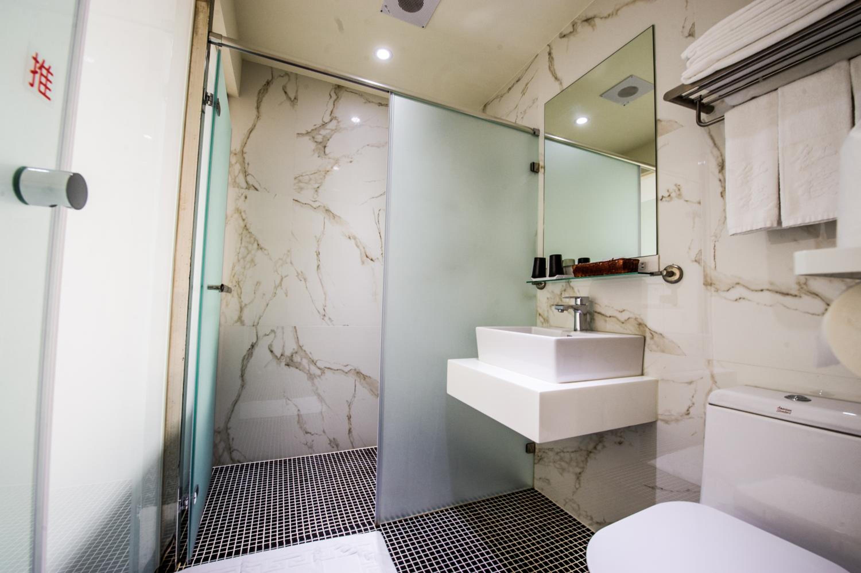 Family Room with Shared Bathroom photo 3