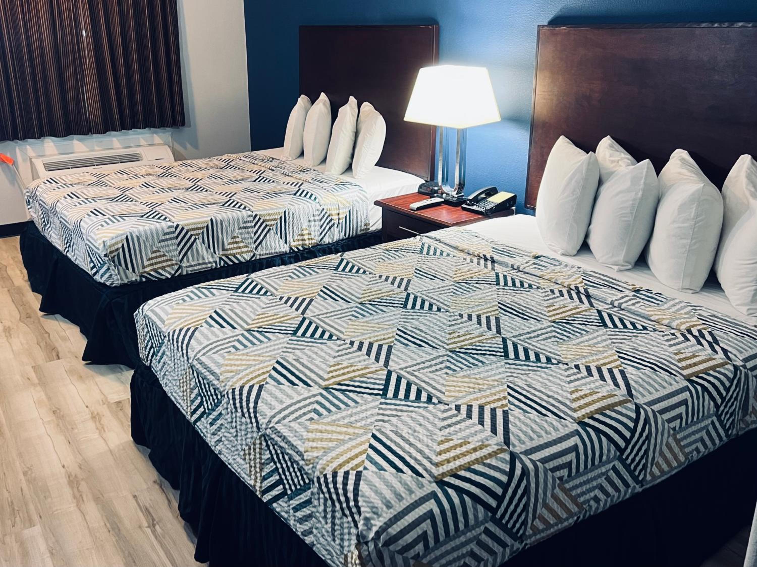 Queen Room with Two Queen Beds - Non-Smoking - Photo 2