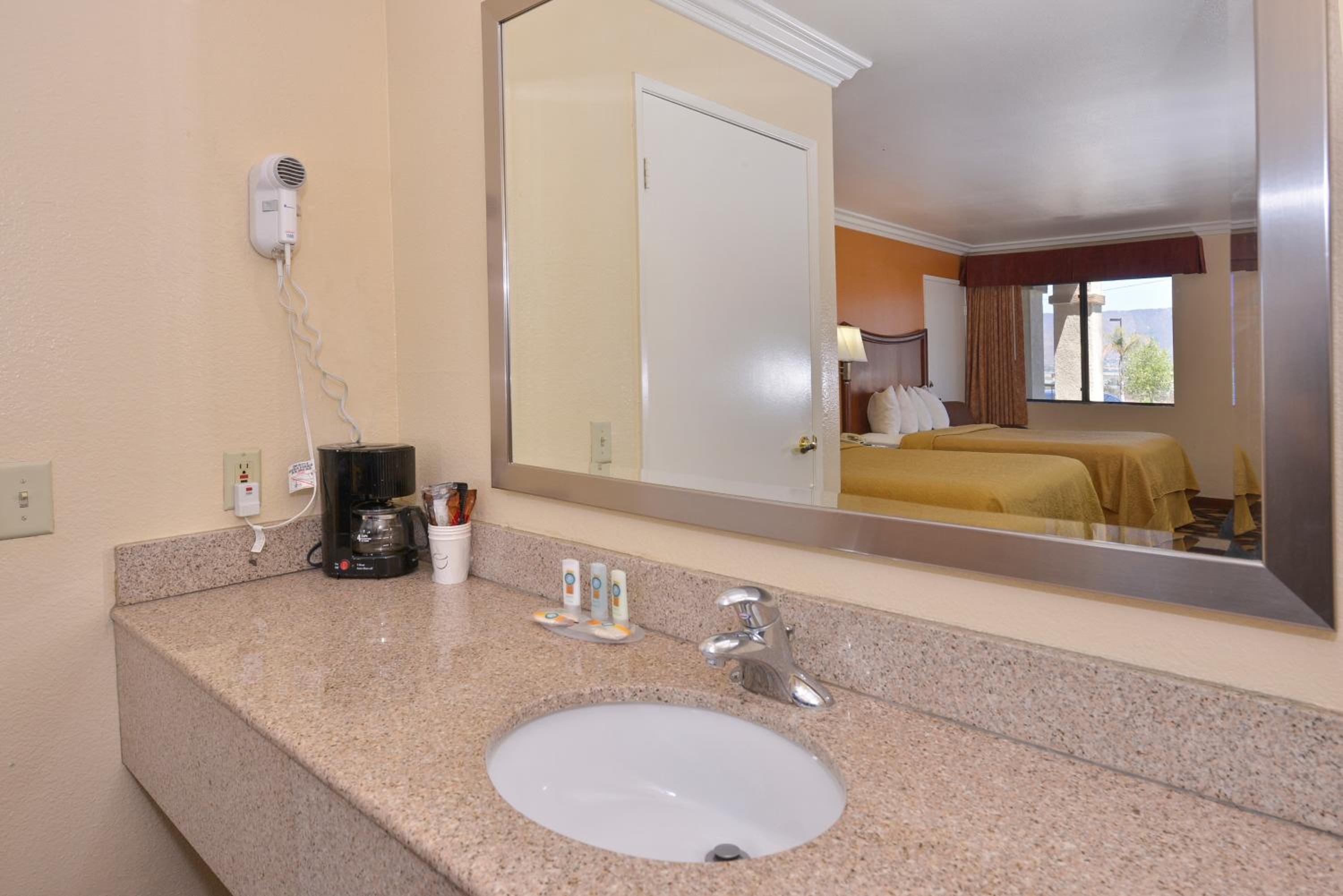 King Room - Non-Smoking - Photo 6