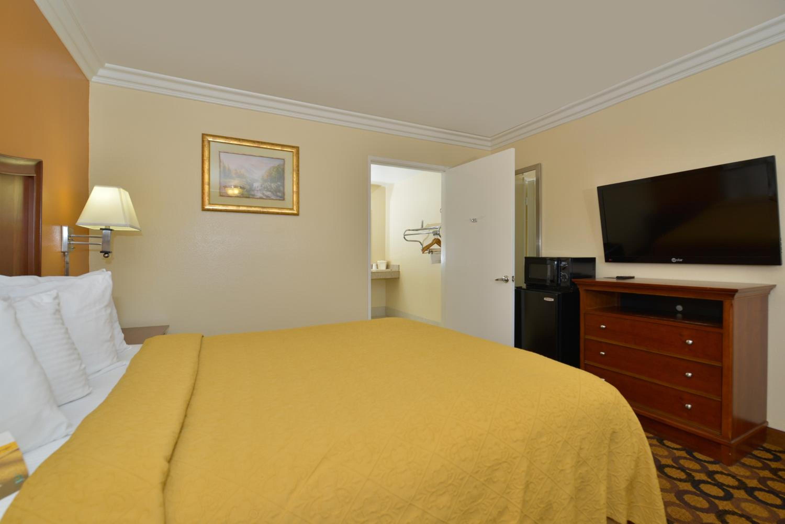 King Room - Non-Smoking - Photo 5