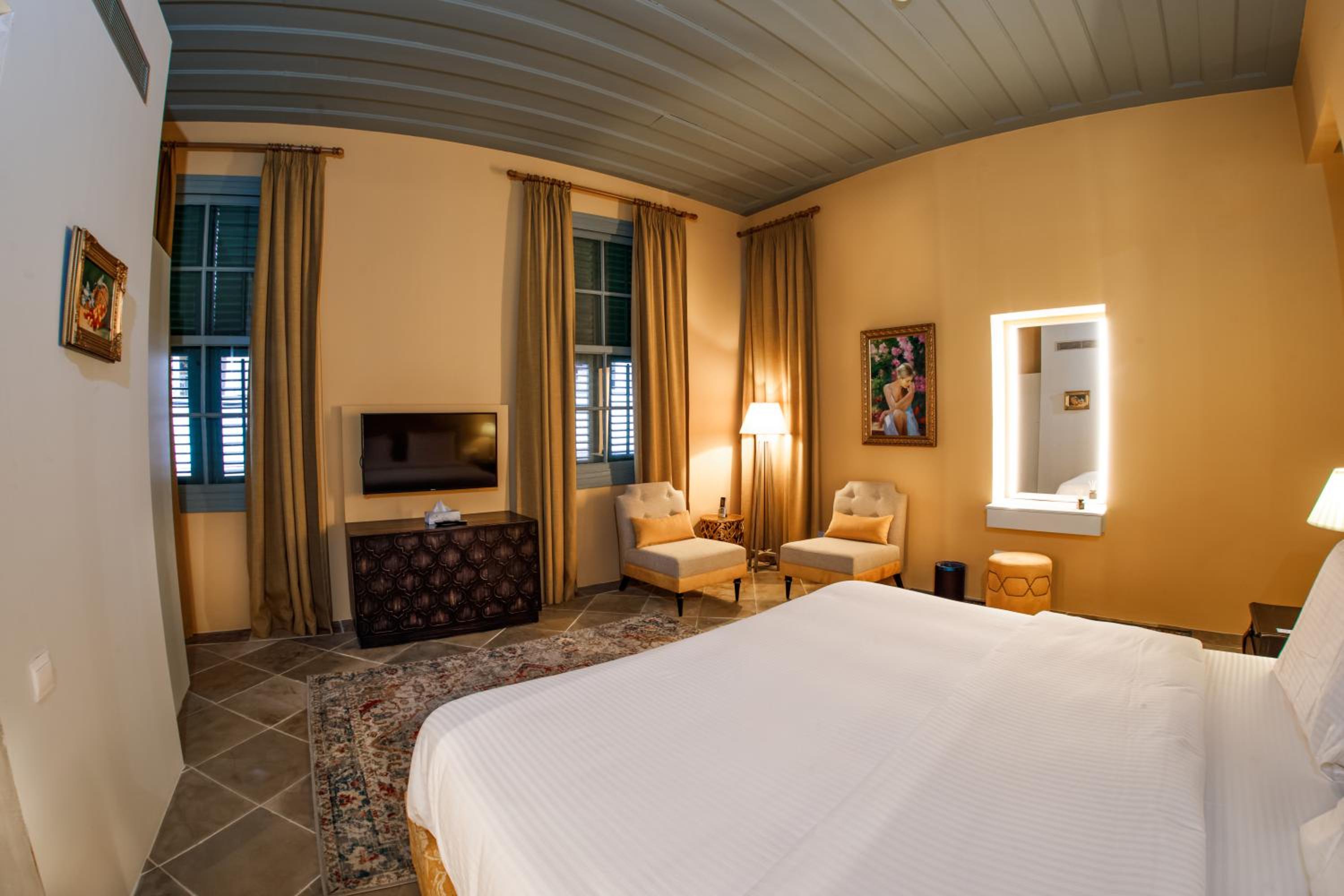 Deluxe Suite - Photo 9