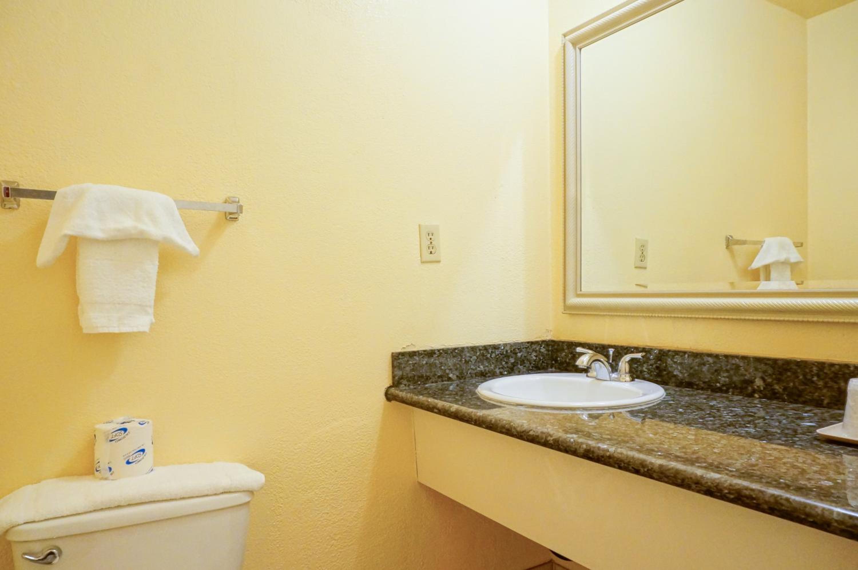 Queen Room - Non-Smoking - Photo 3