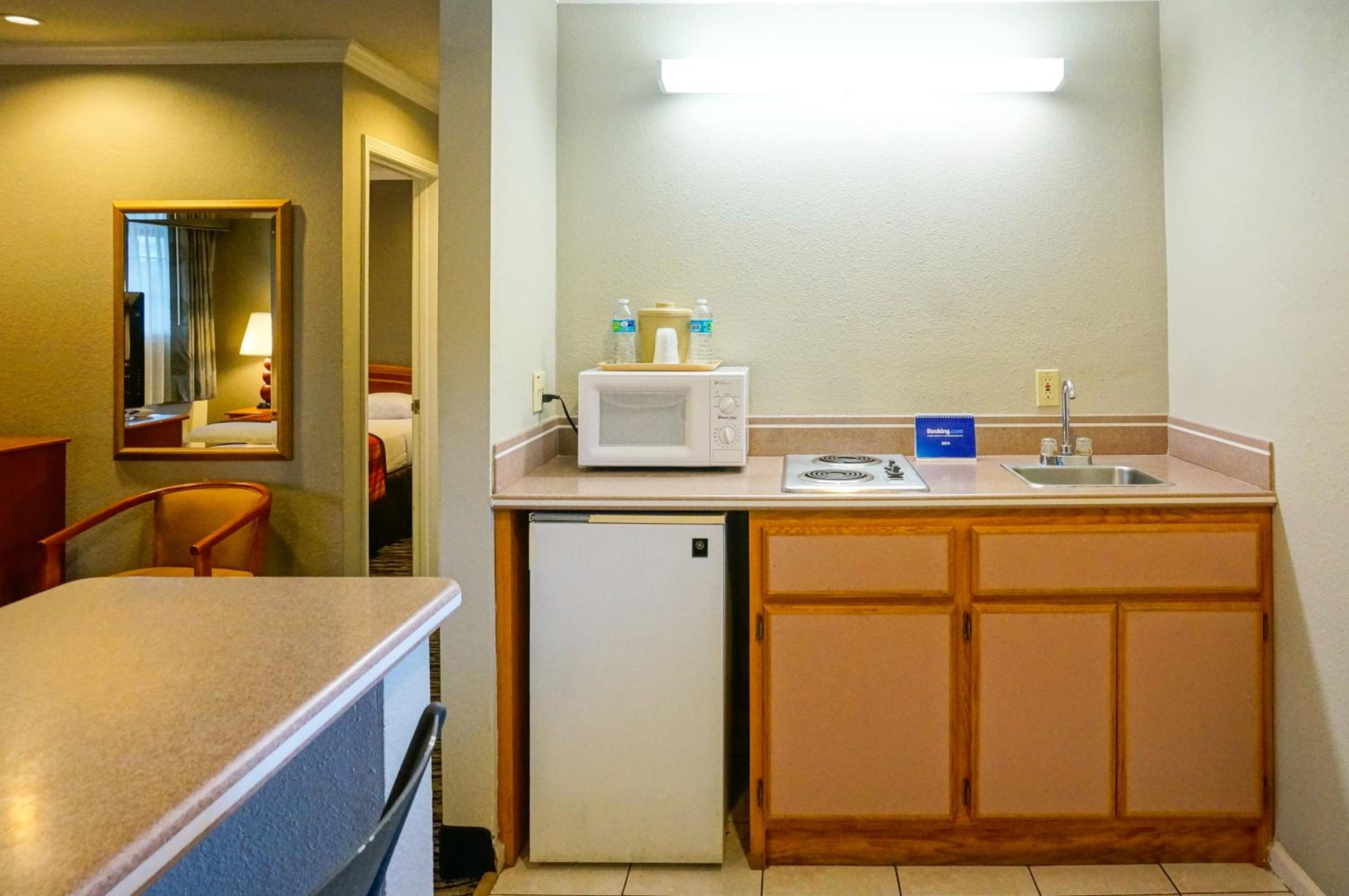 Two-Bedroom Queen Suite - Photo 3