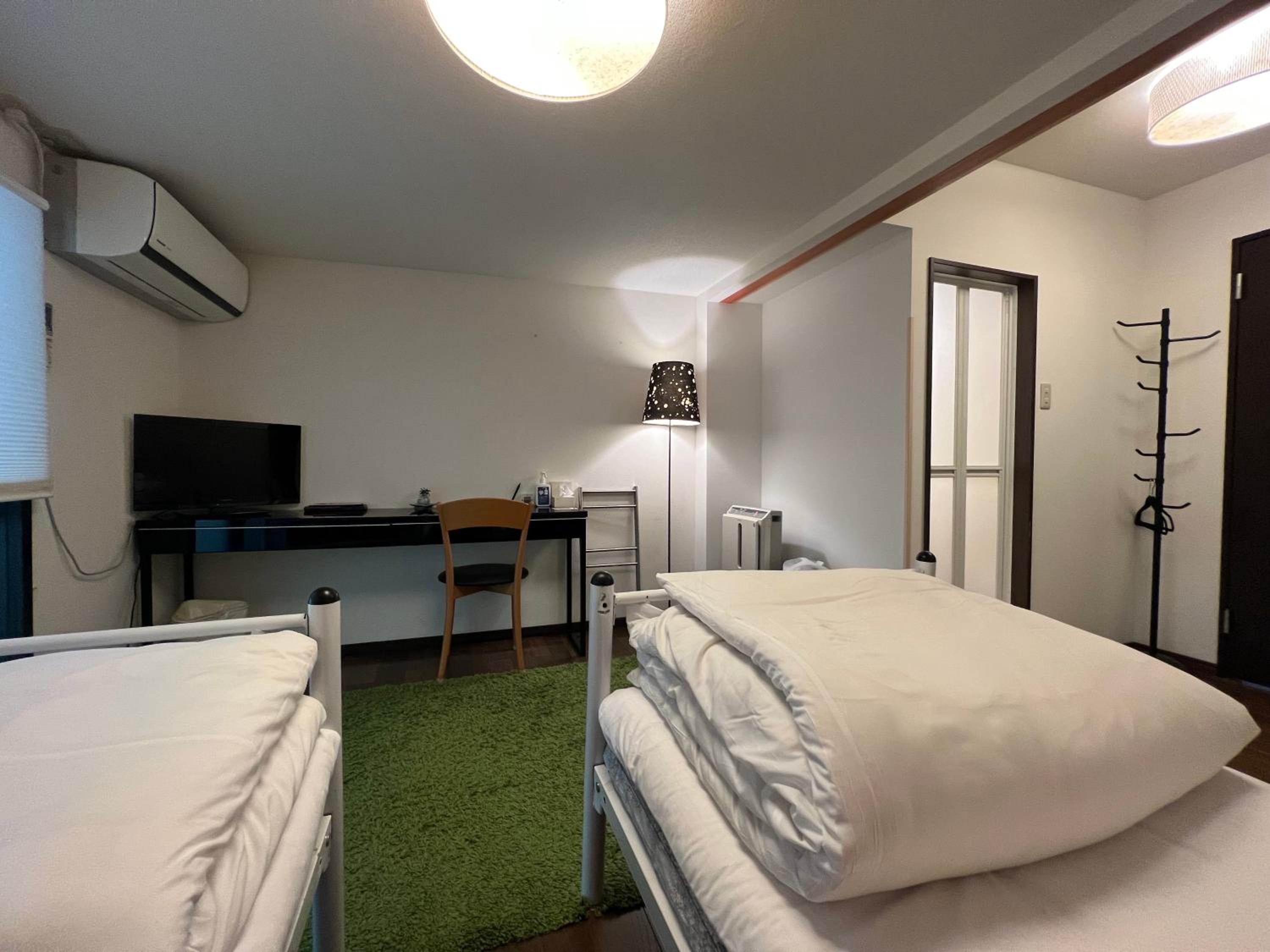 Twin Room with Private Bathroom - Photo 4