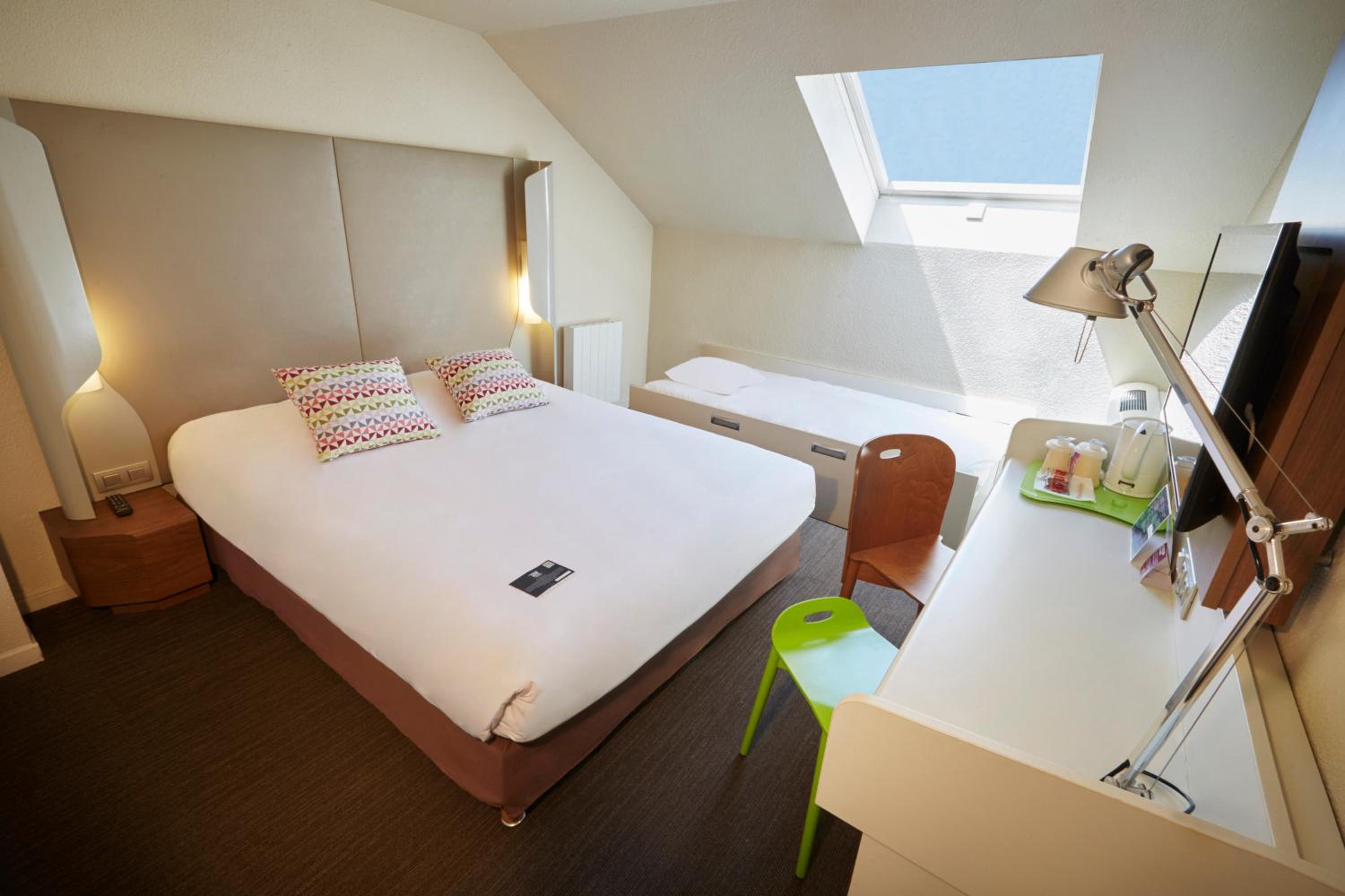 Triple Room (1 Double Bed + 1 Single Bed) photo 1