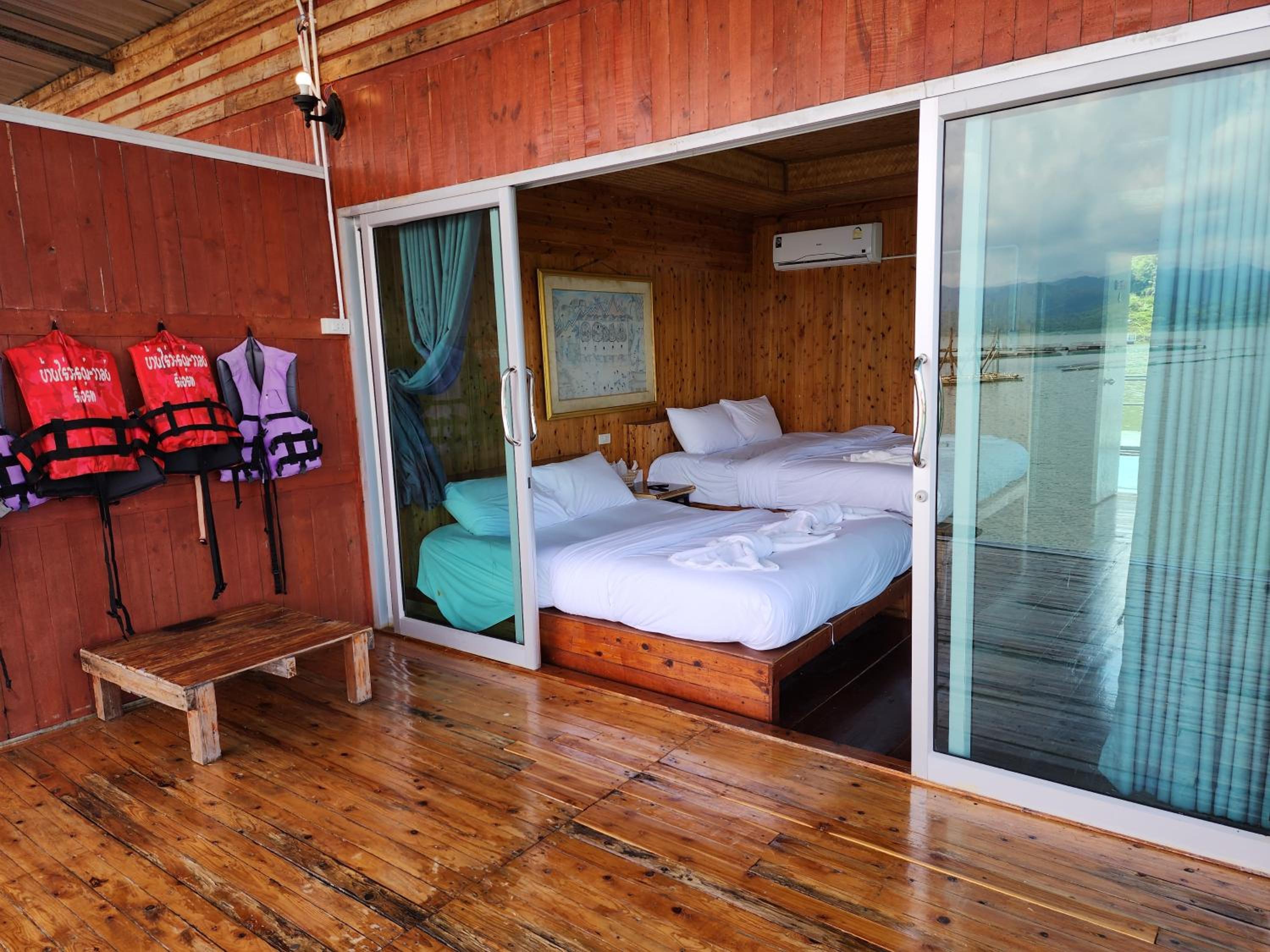 Quadruple Room with Lake View - Photo 4