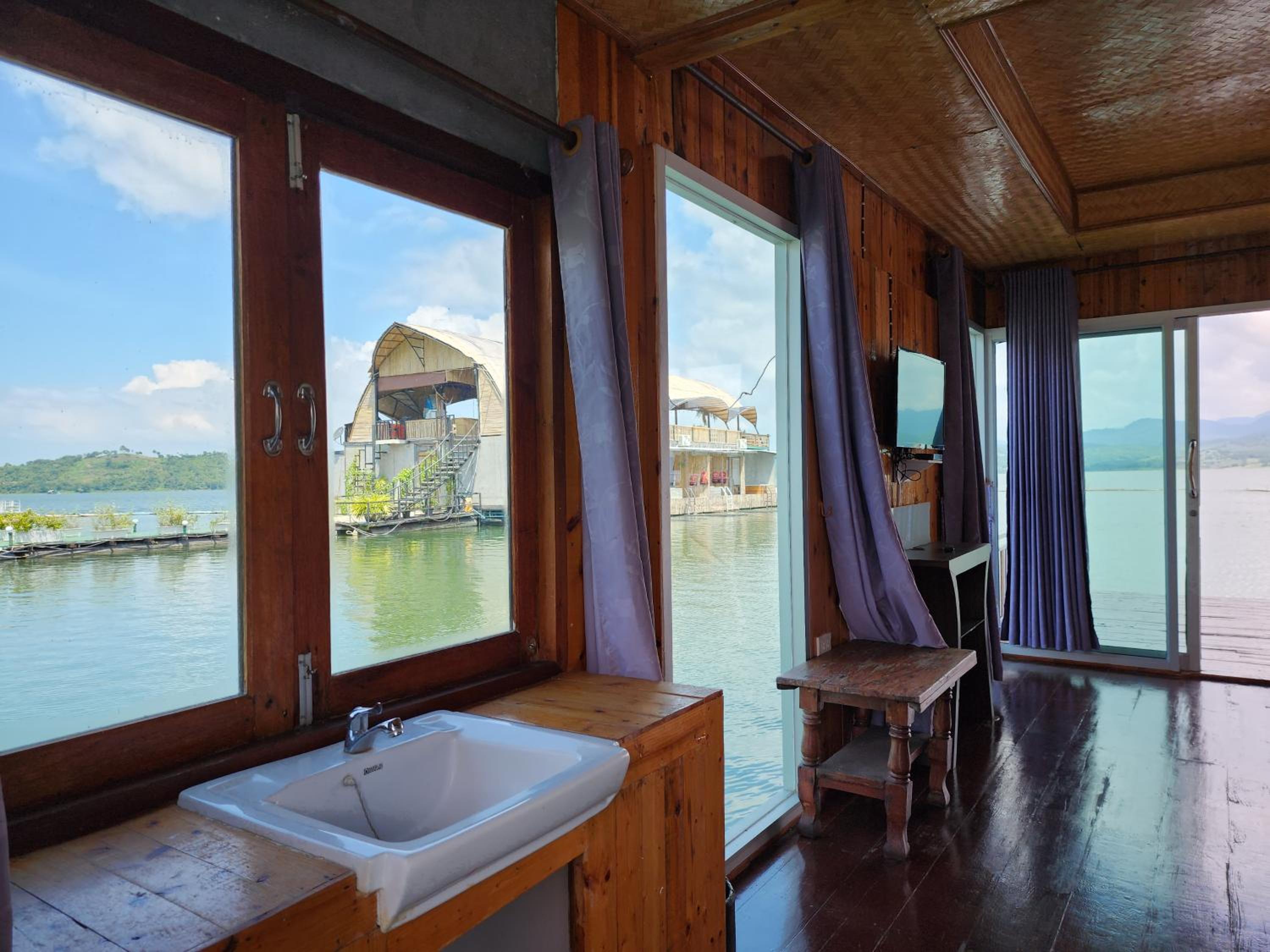 Quadruple Room with Lake View - Photo 5