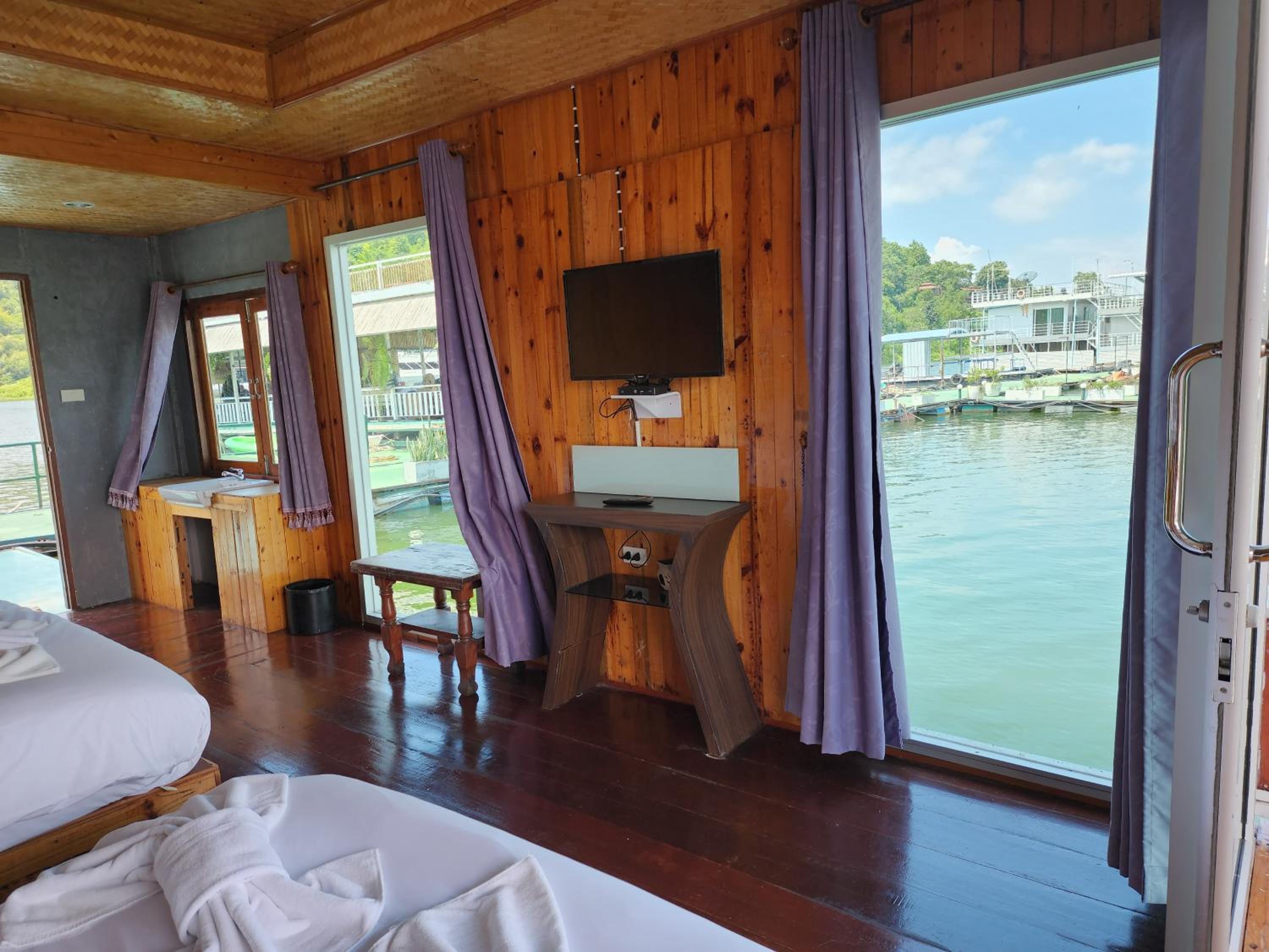 Quadruple Room with Lake View - Photo 1