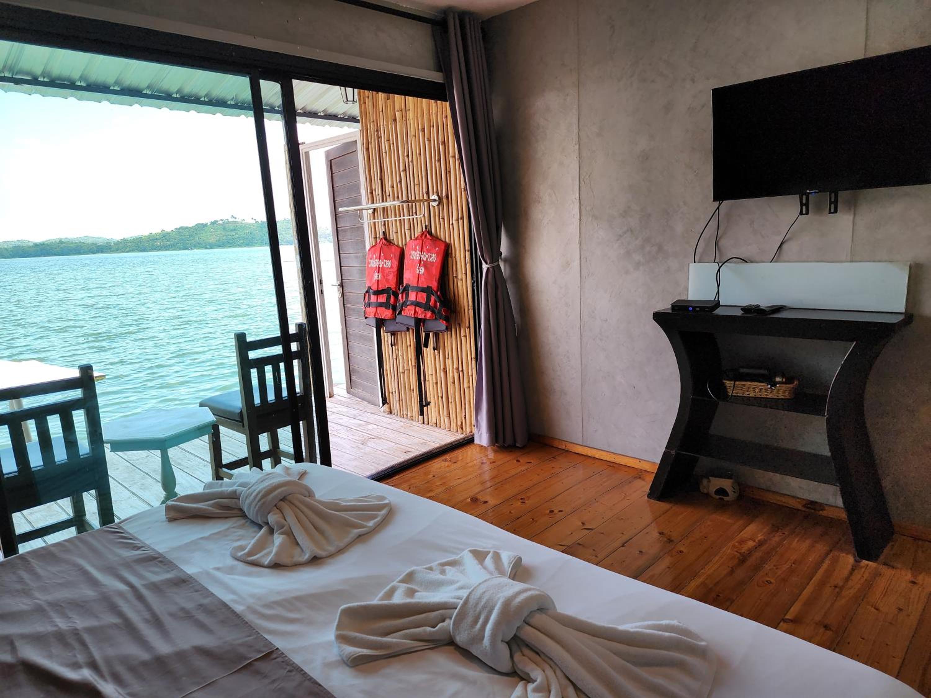 Suite with Lake View - Photo 3
