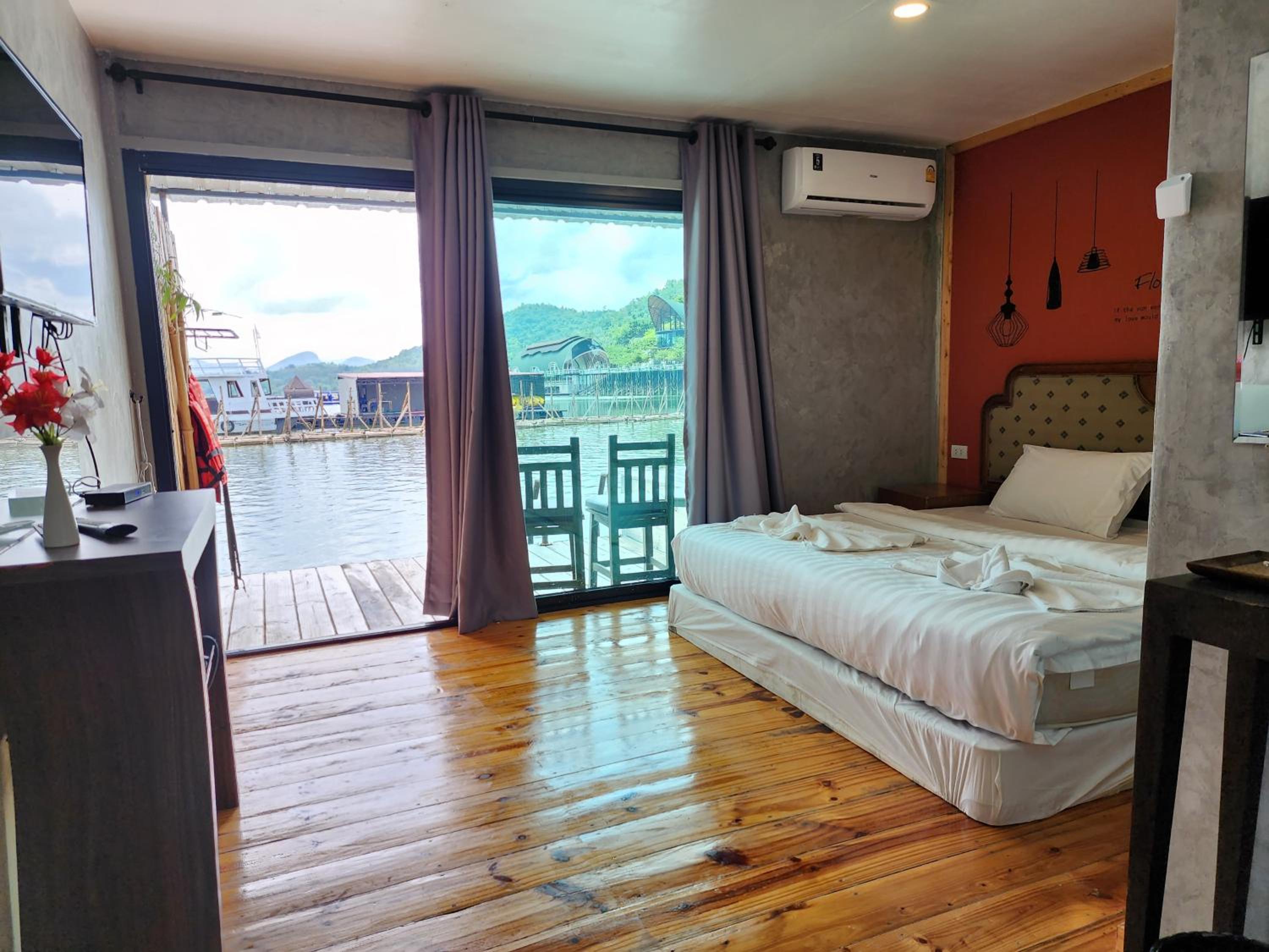 Suite with Lake View - Photo 2