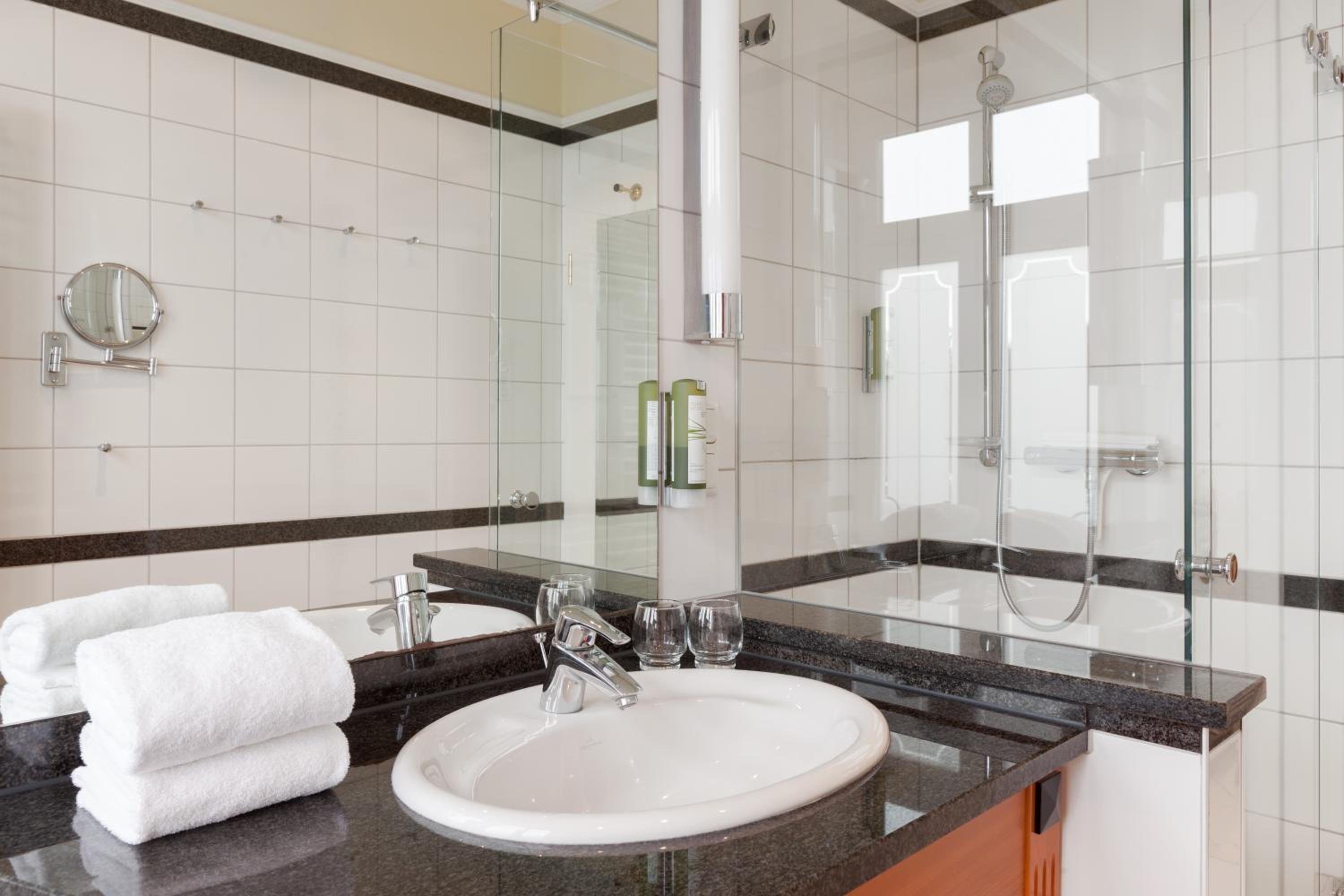 Large Double Room in the Dependences thumbnail 5
