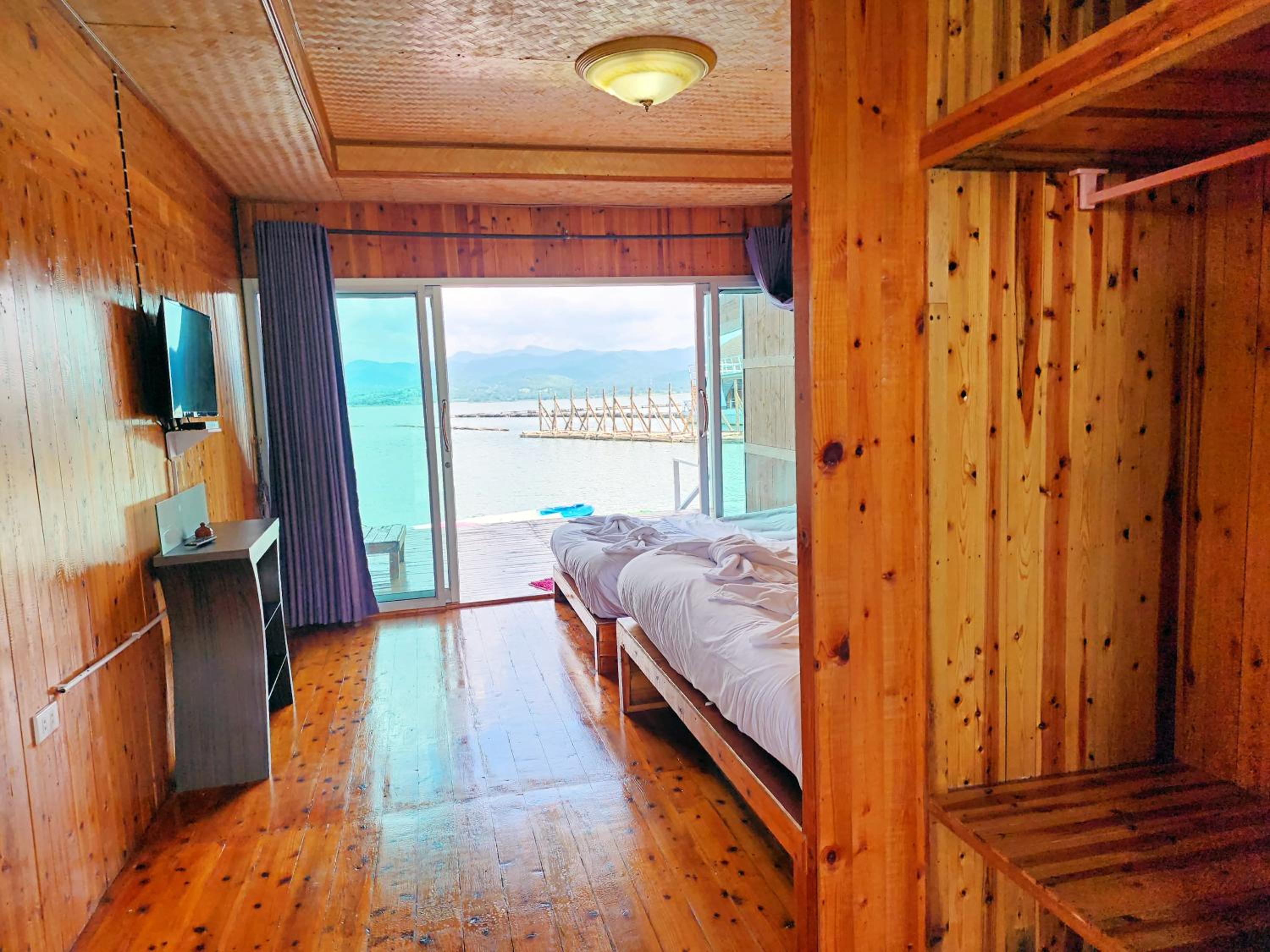 Quadruple Room with Lake View - Photo 6