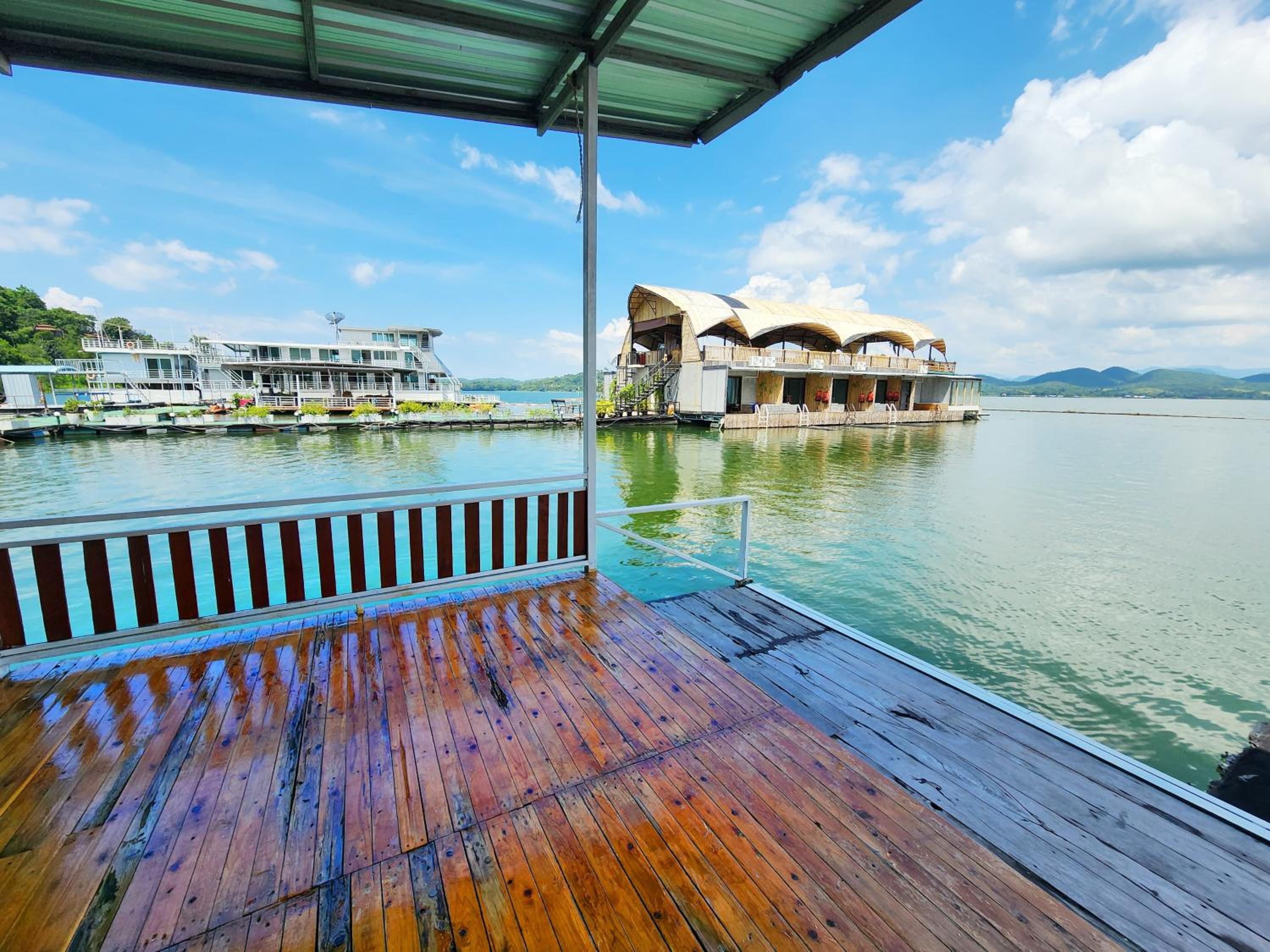 Quadruple Room with Lake View - Photo 3