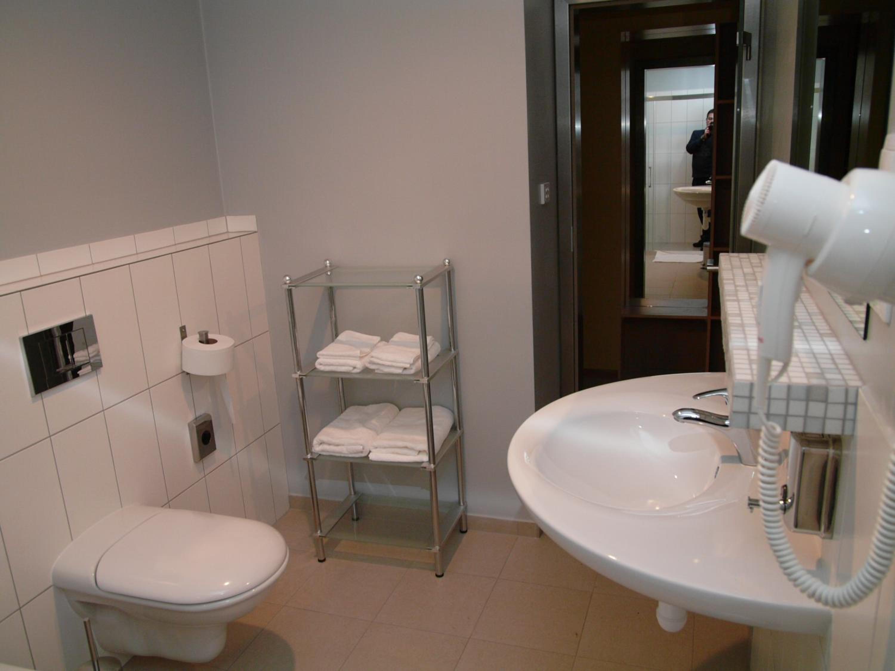 Deluxe Room (2 Adults + 1 Child) - Photo 9