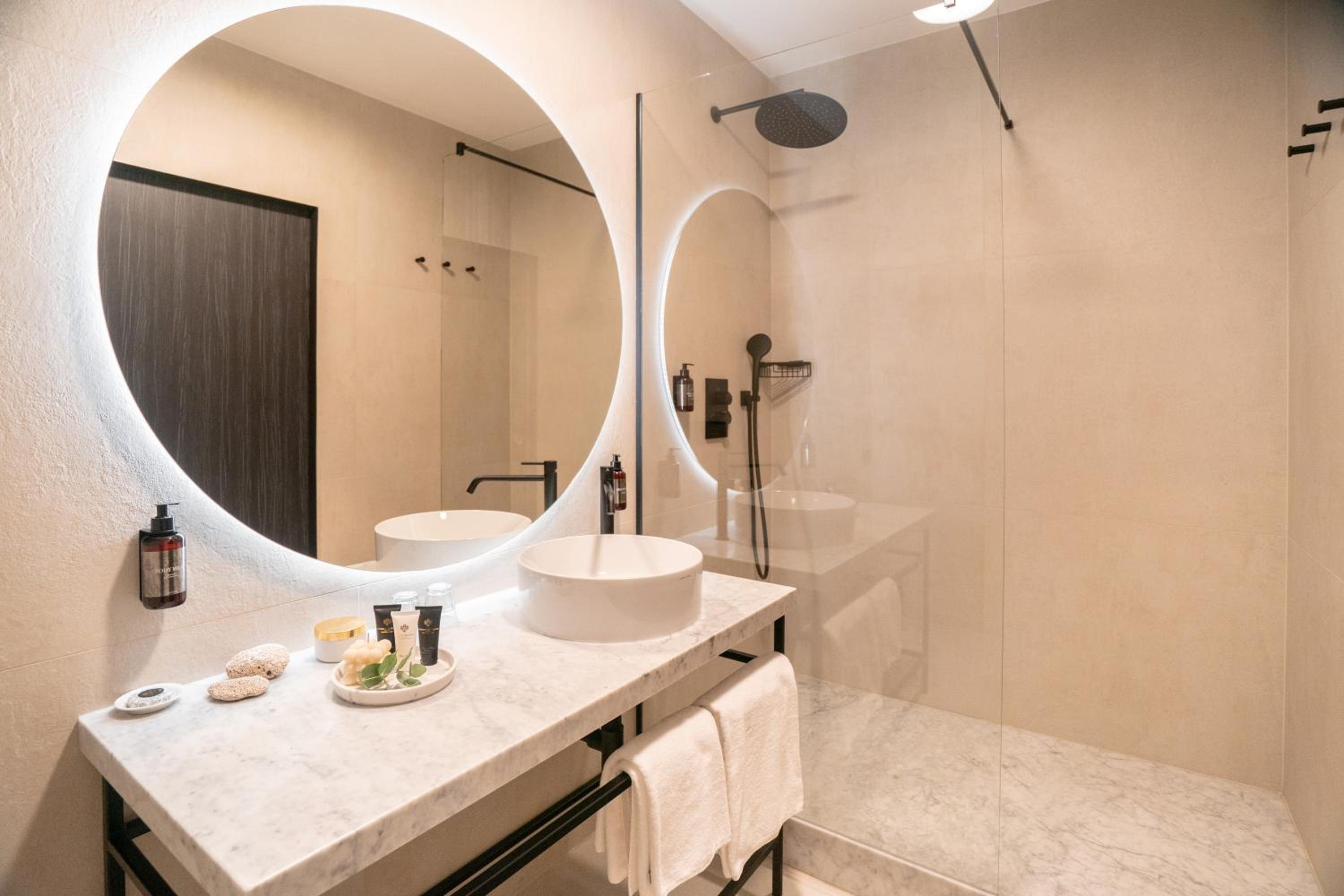 Suite - Photo 1