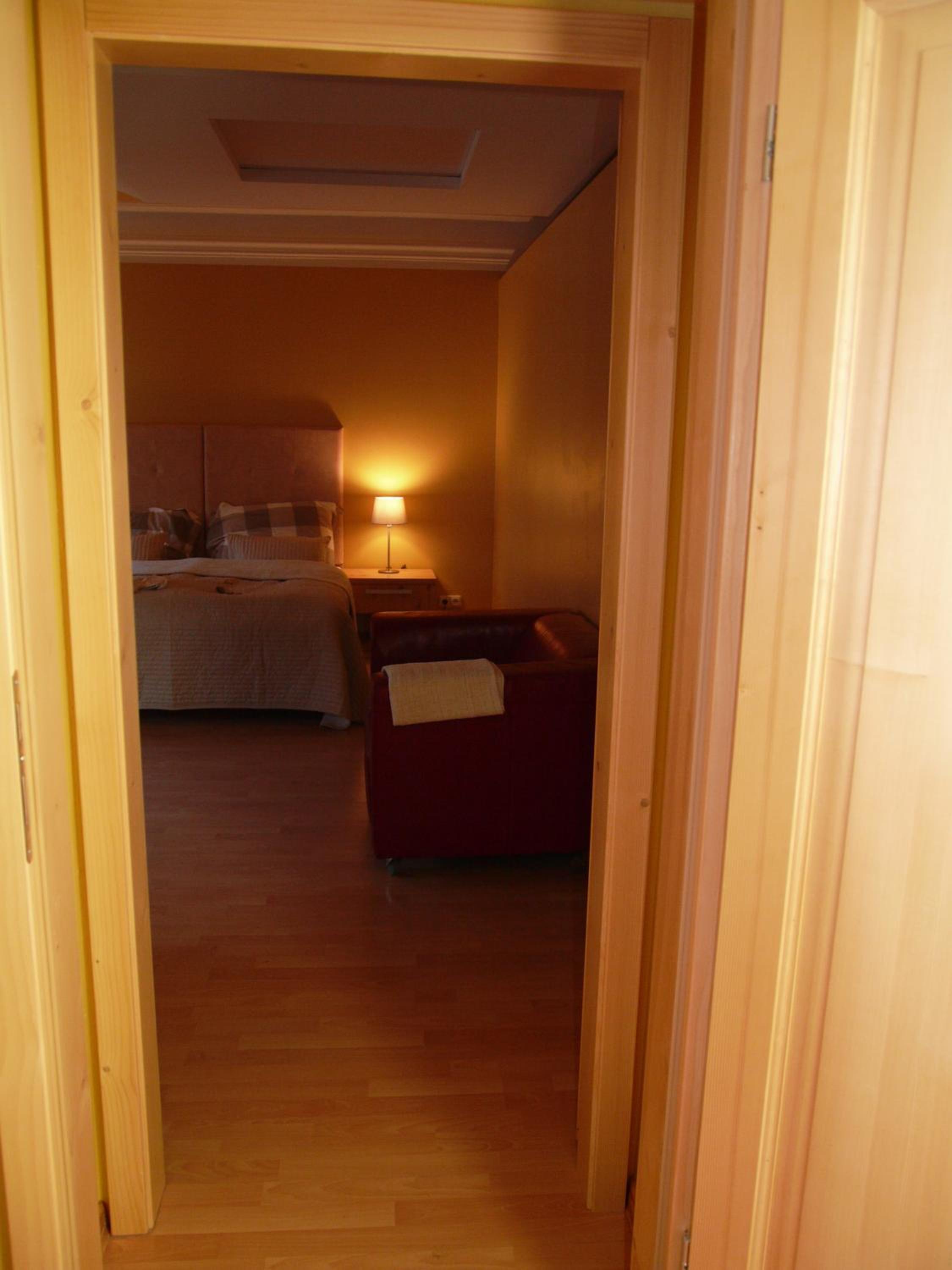 Deluxe Room (2 Adults + 1 Child) - Photo 7