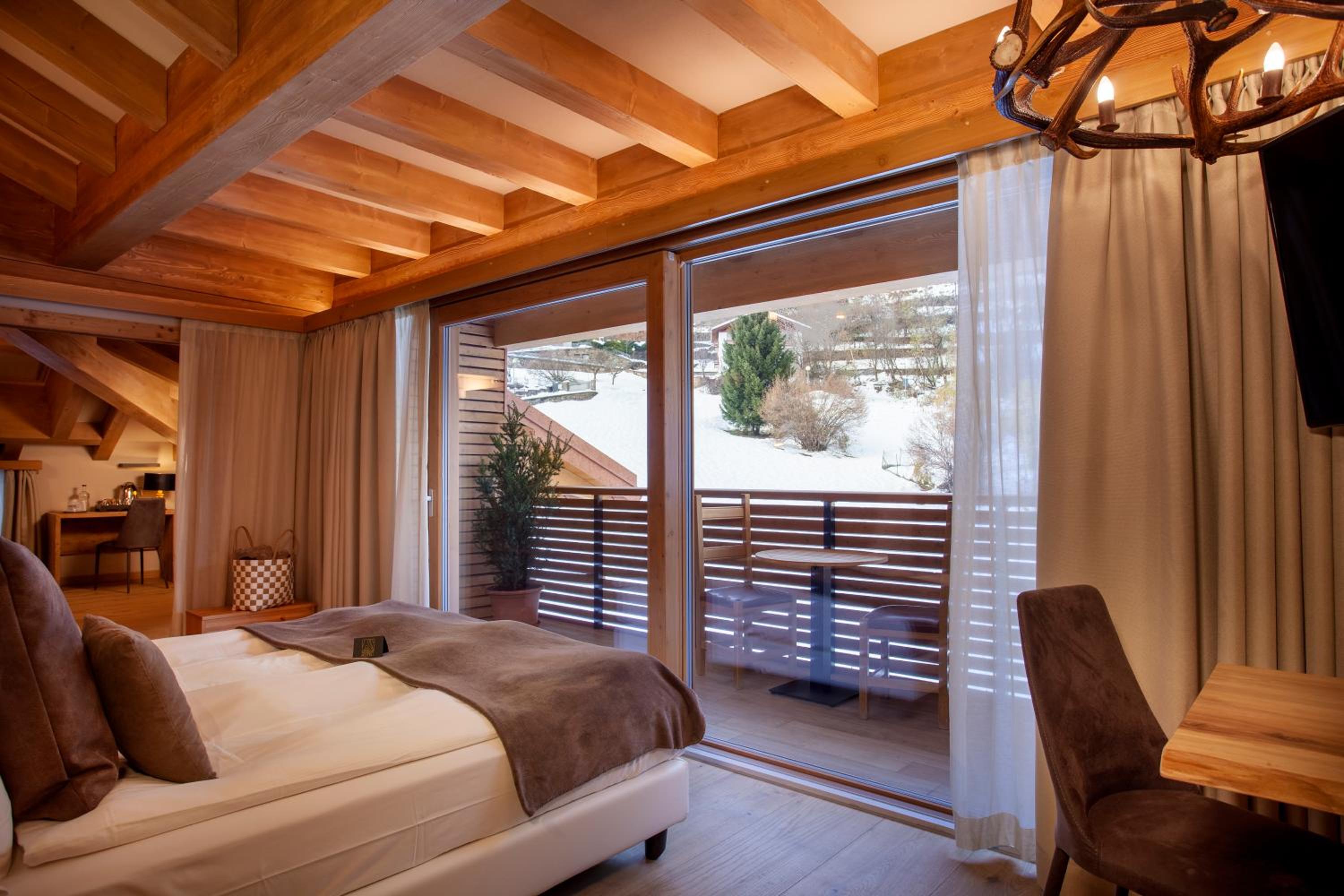 Suite with Mountain View - Photo 3