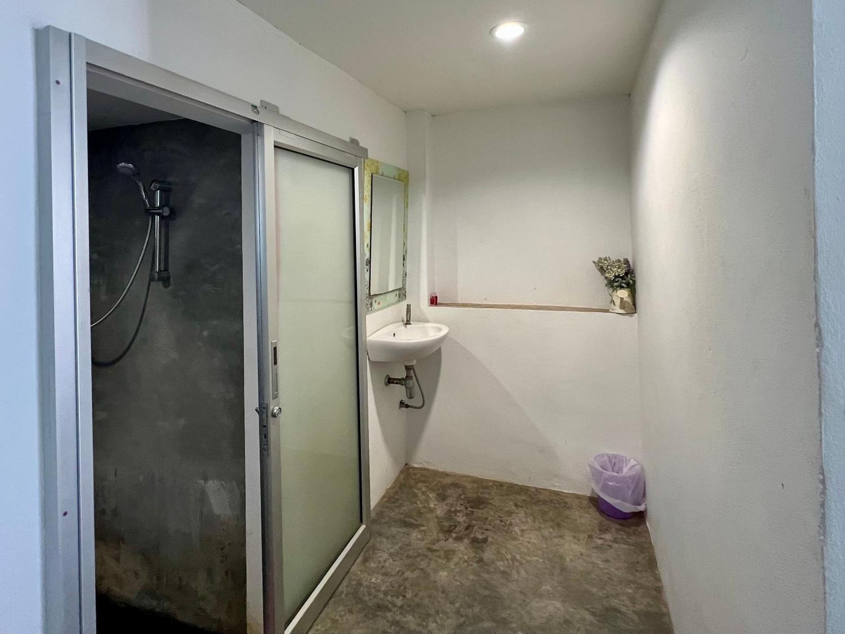 Small Single Room - No Window photo 2