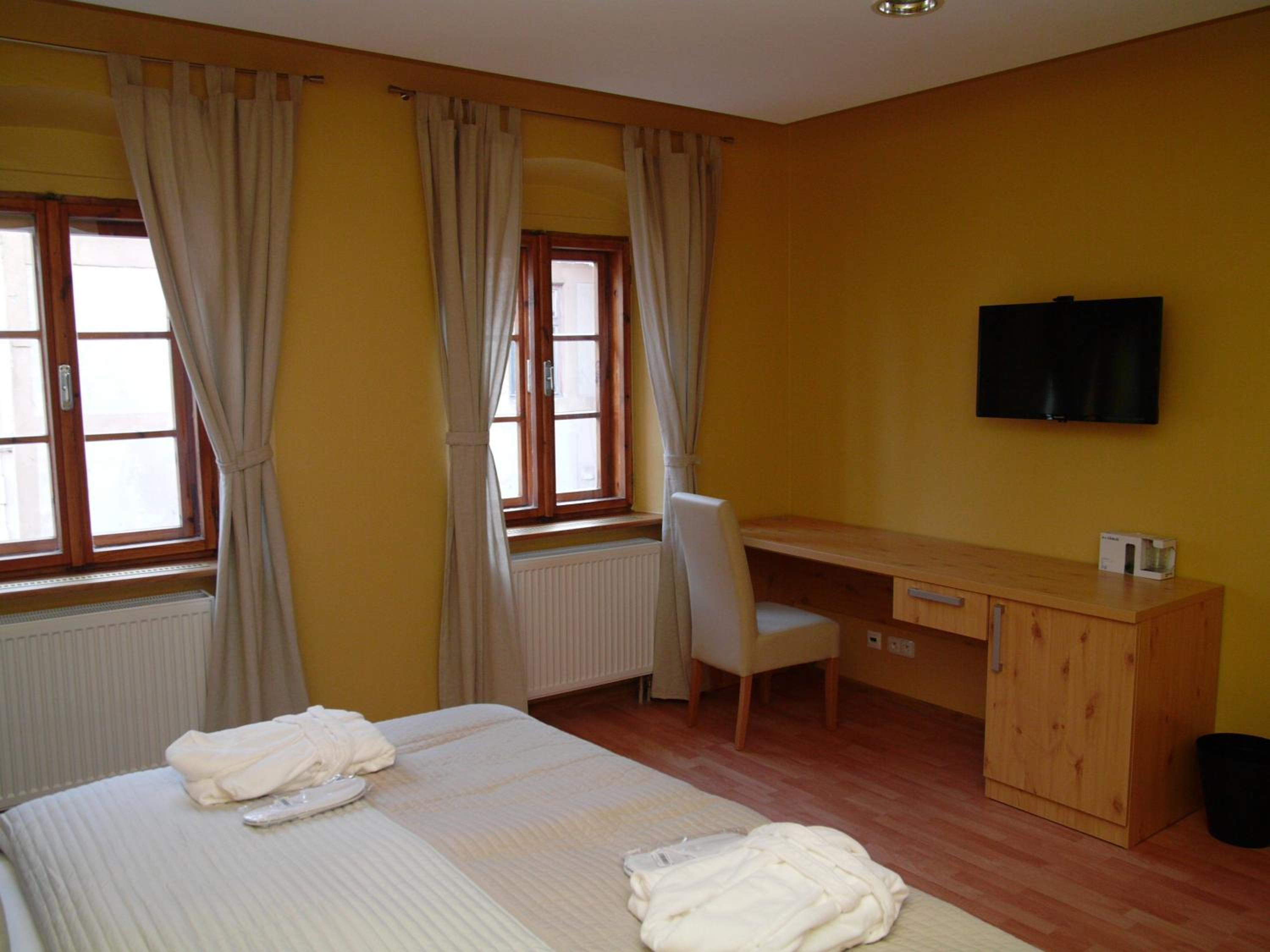 Deluxe Room (2 Adults + 1 Child) - Photo 2