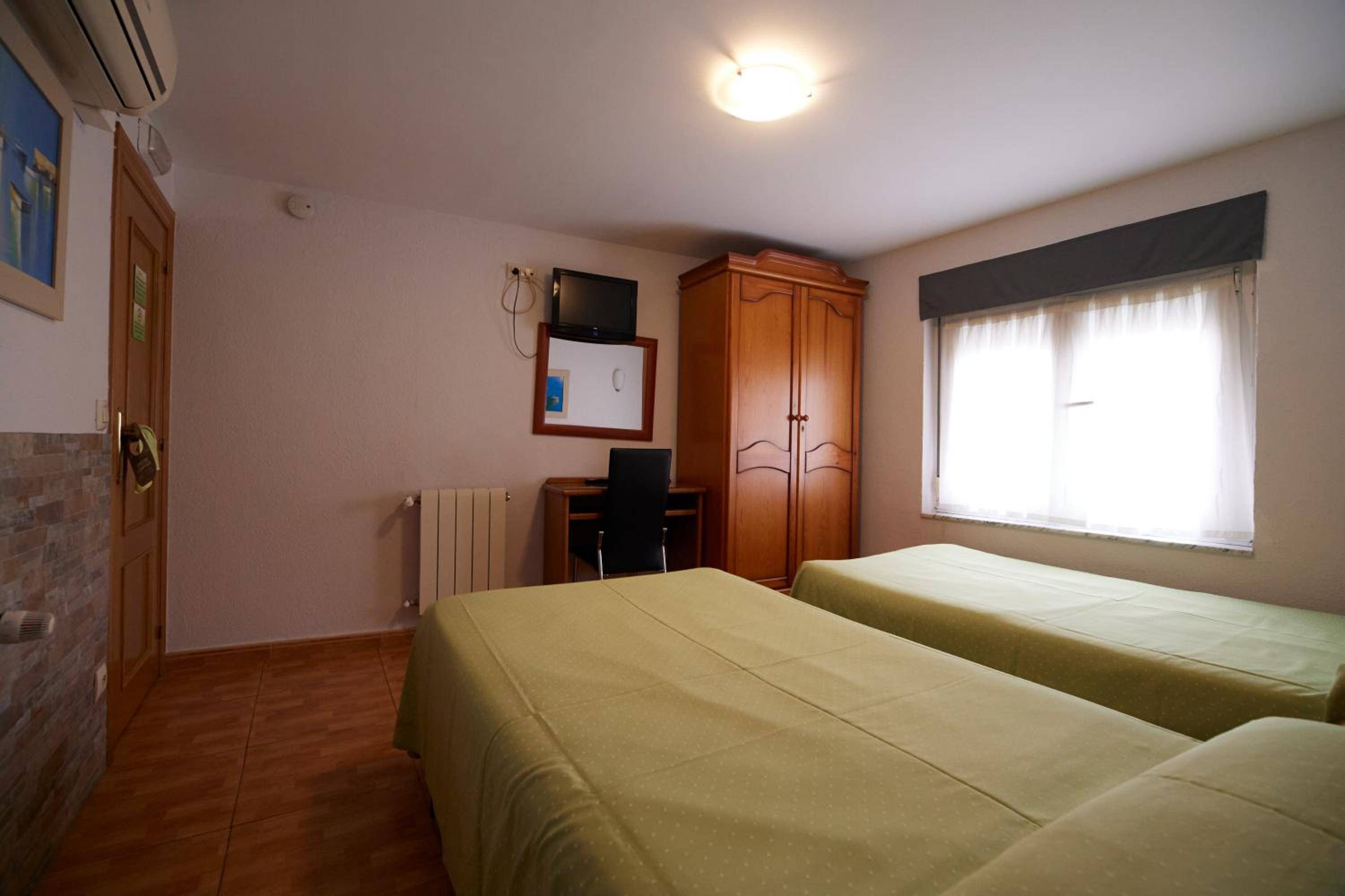 Dos habitaciones dobles conectadas con baño privado
