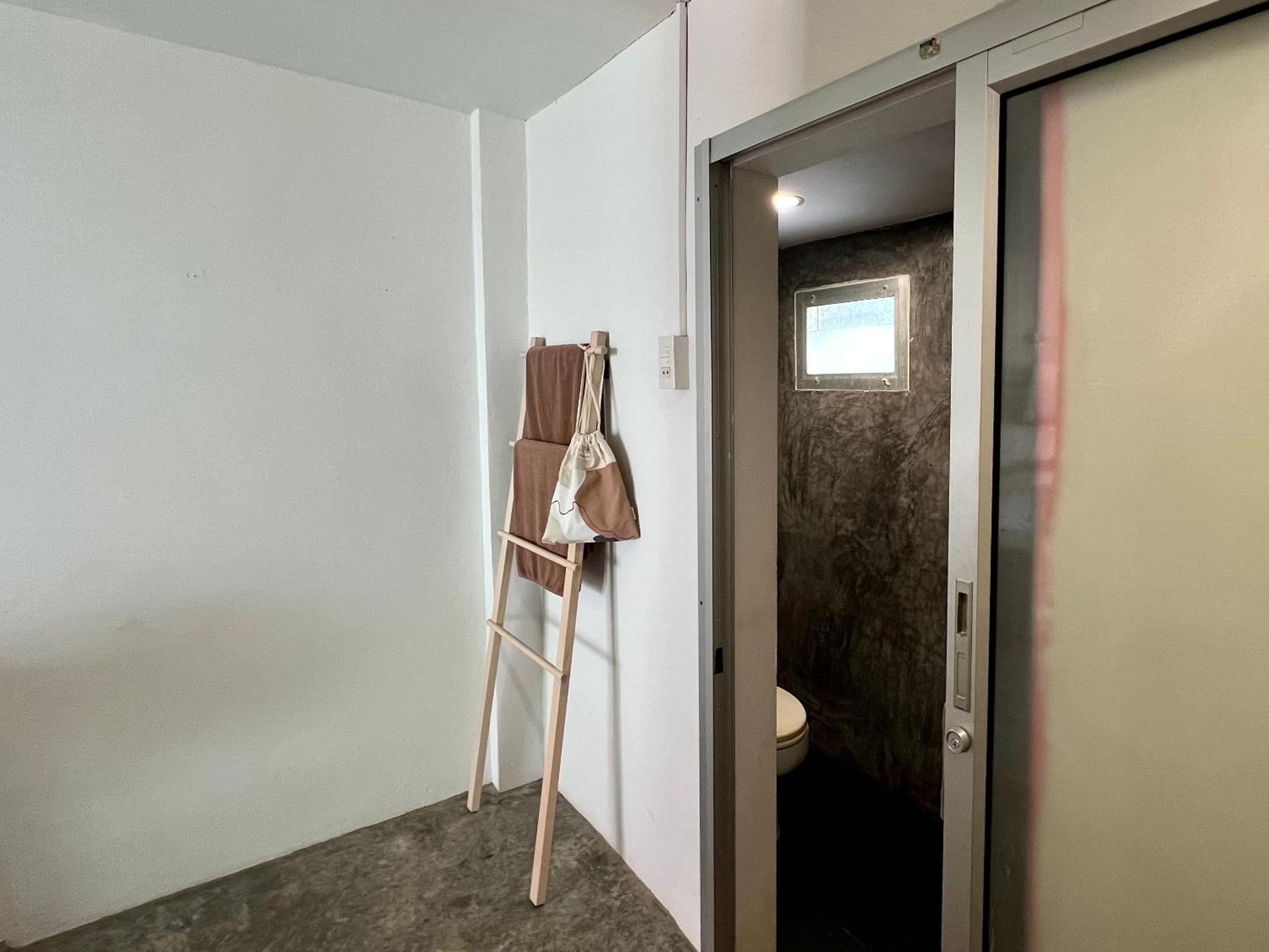 Small Single Room - No Window photo 3