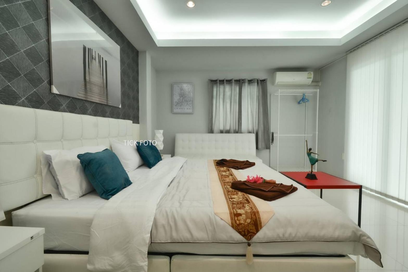King Studio with Sofa Bed - Photo 1