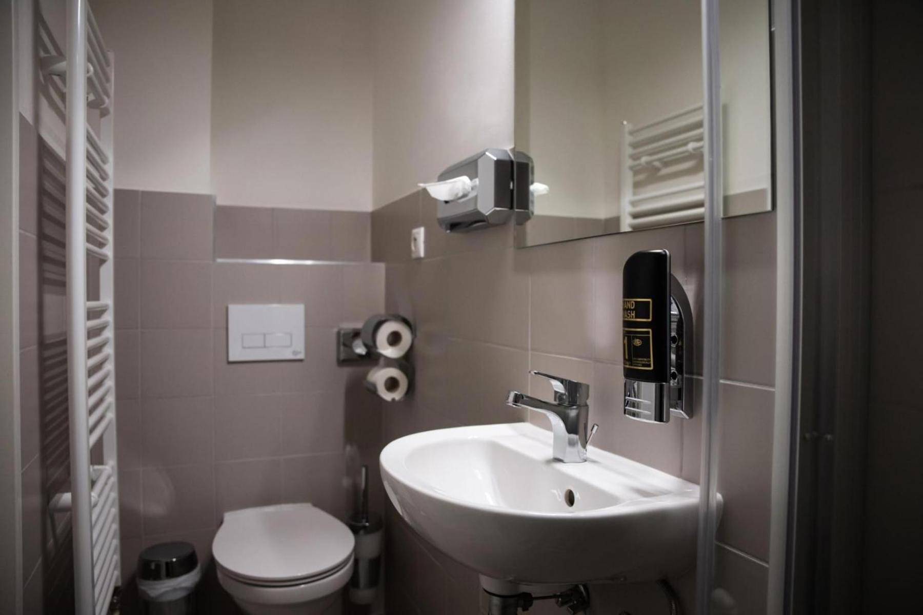 Standard Twin Room - Photo 2