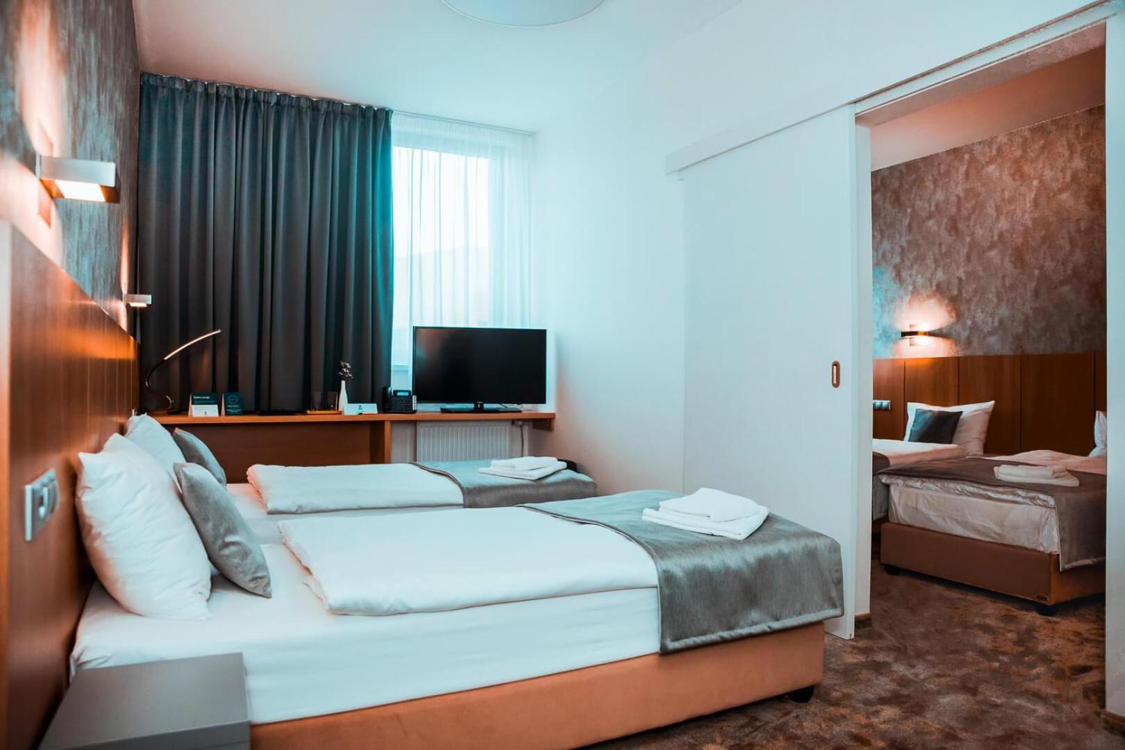 Quadruple Room - Disability Access - Photo 4