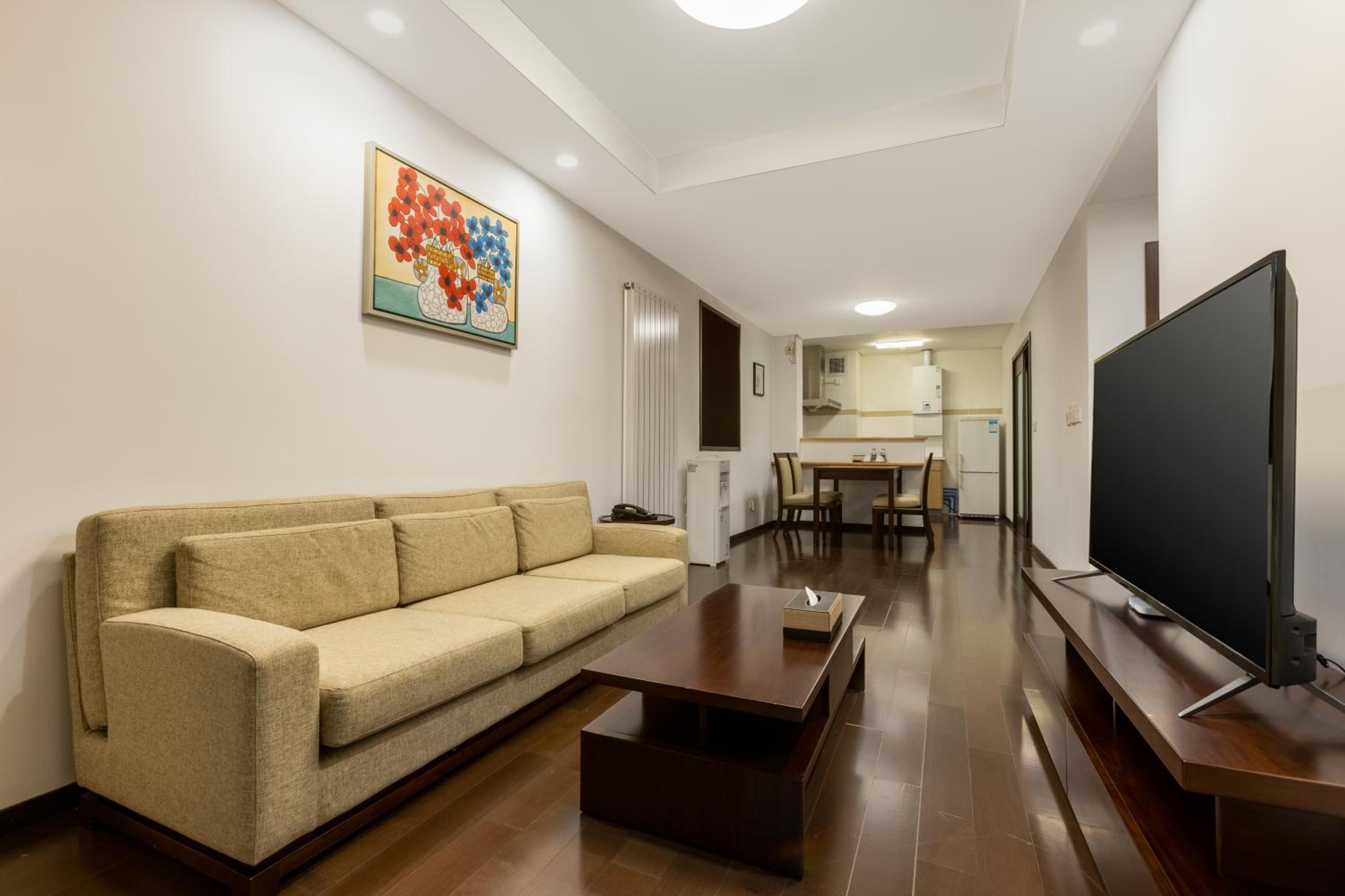 Deluxe Three-Bedroom Apartment photo 3