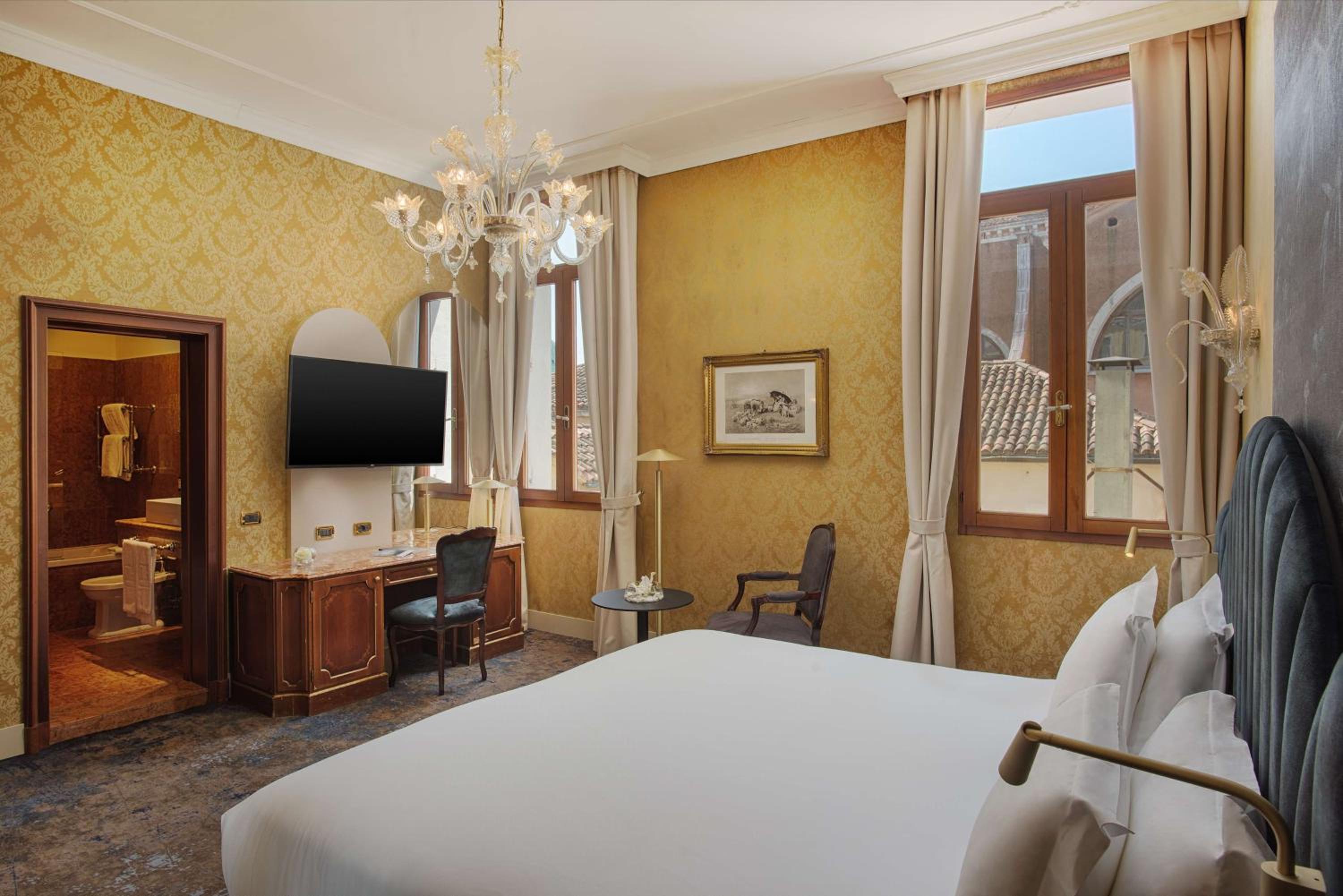 Premium Twin Room thumbnail 6