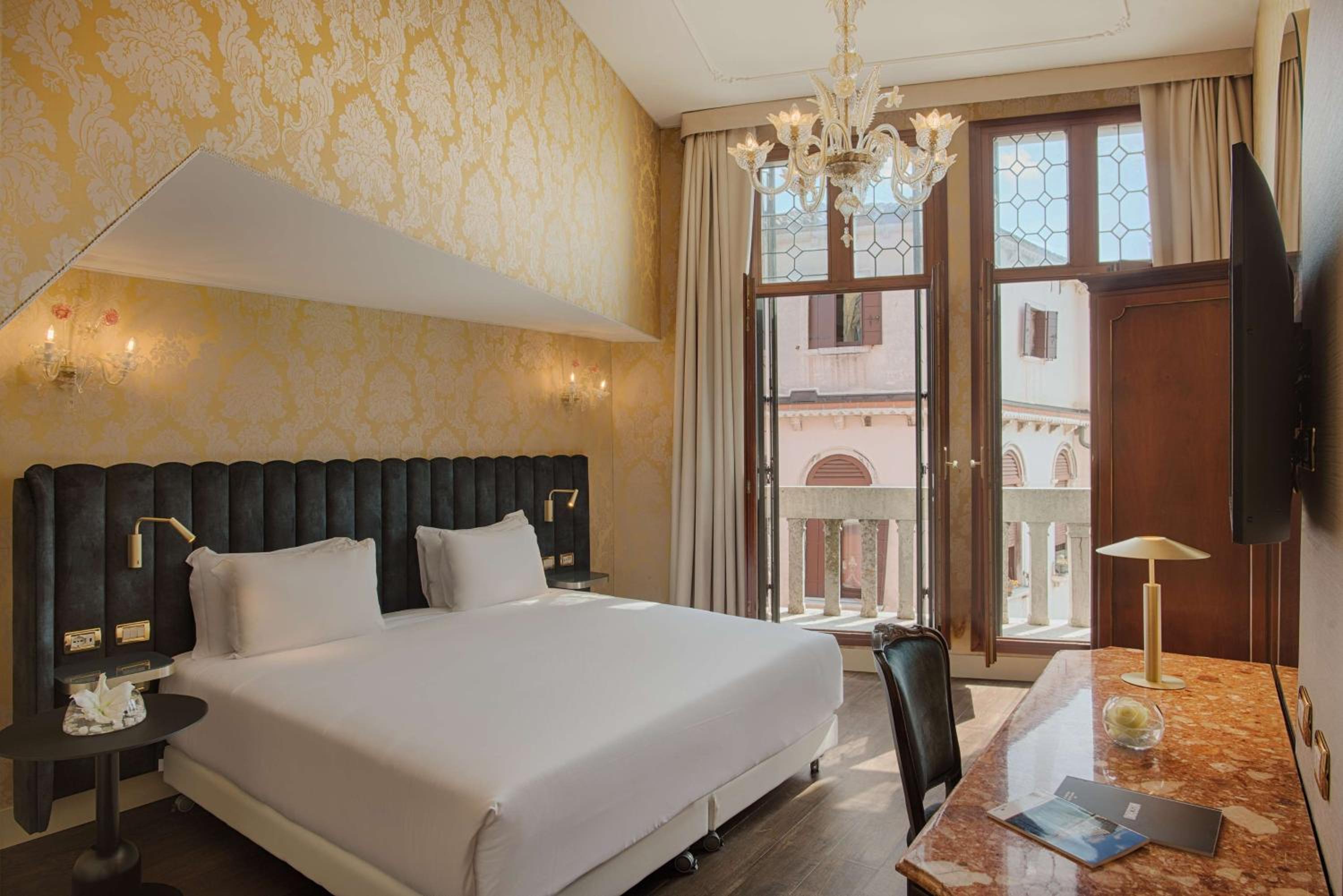 Premium Double or Twin Room with Canal View - Photo 1