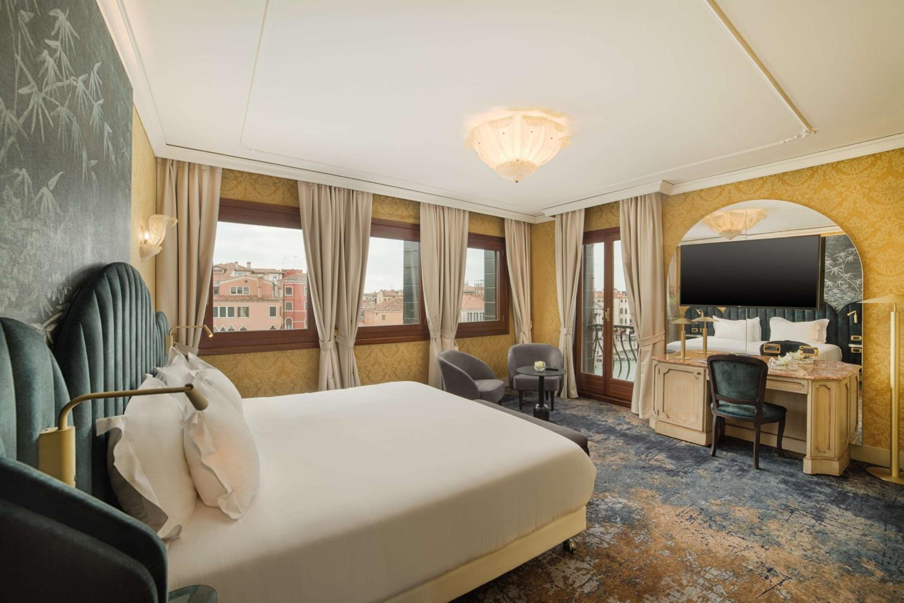 Premium Double or Twin Room with Canal View - Photo 10