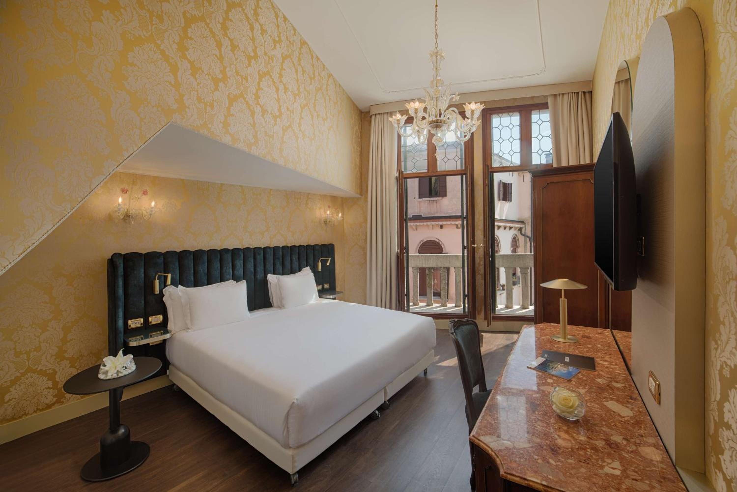 Premium Double or Twin Room with Canal View - Photo 5