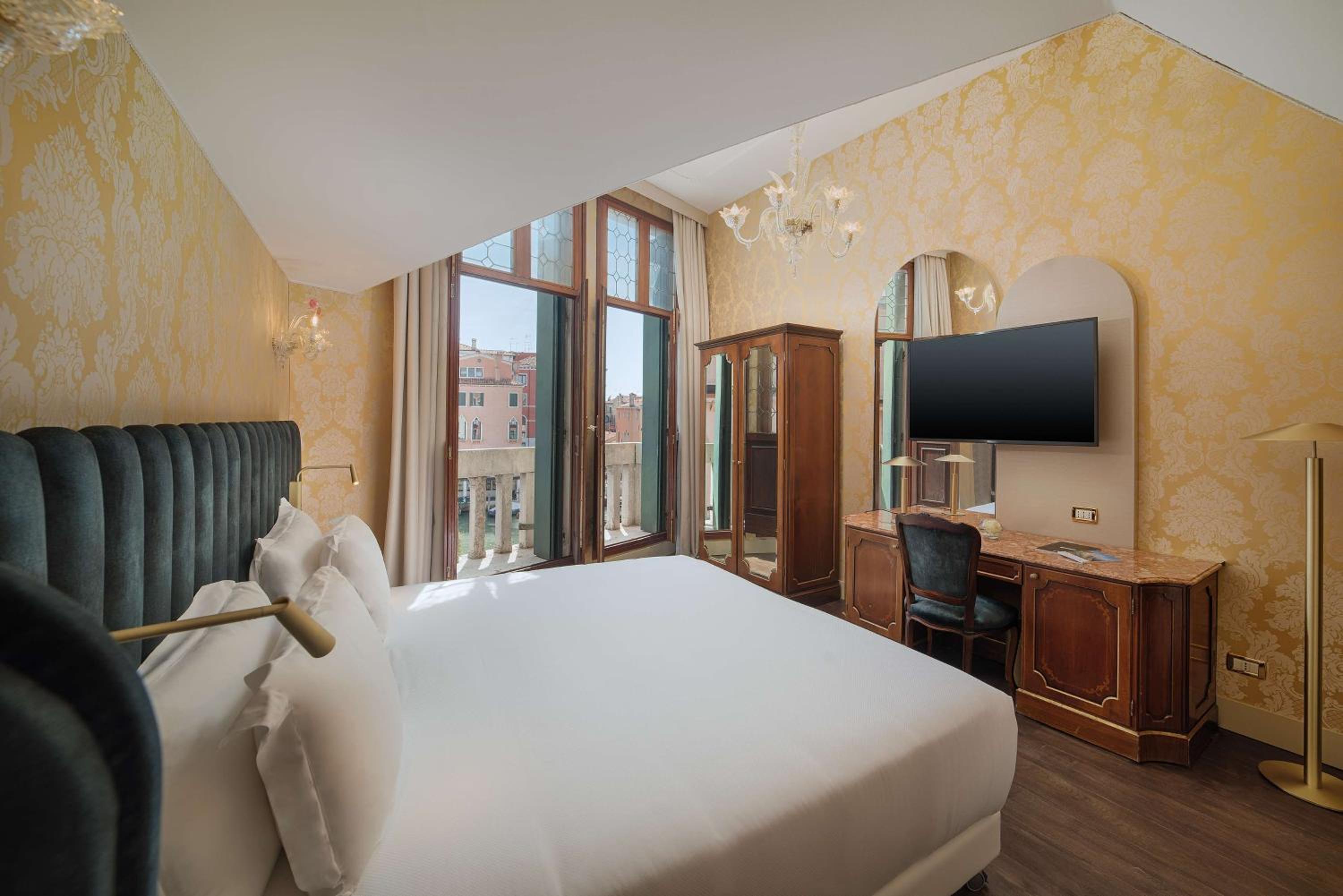 Premium Double or Twin Room with Canal View - Photo 12