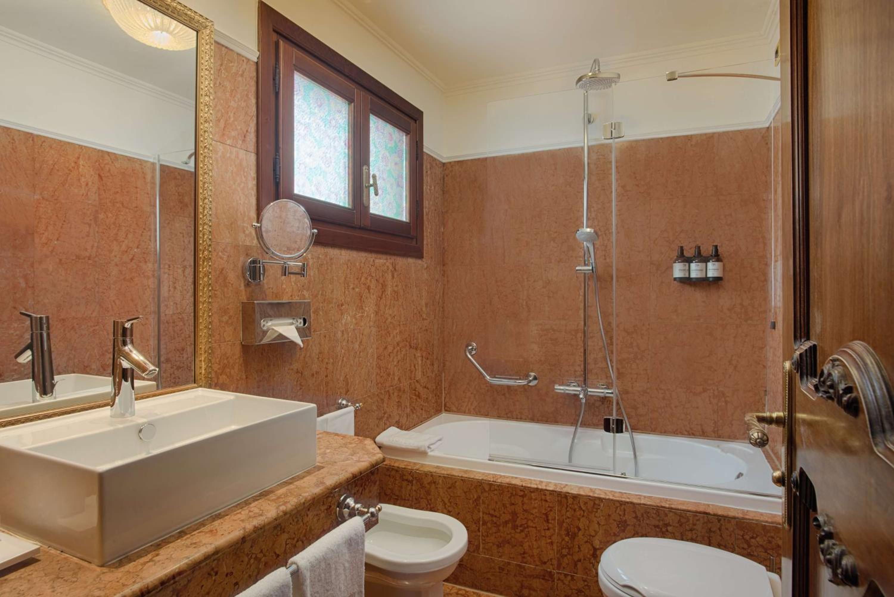 Premium Double or Twin Room with Canal View - Photo 4
