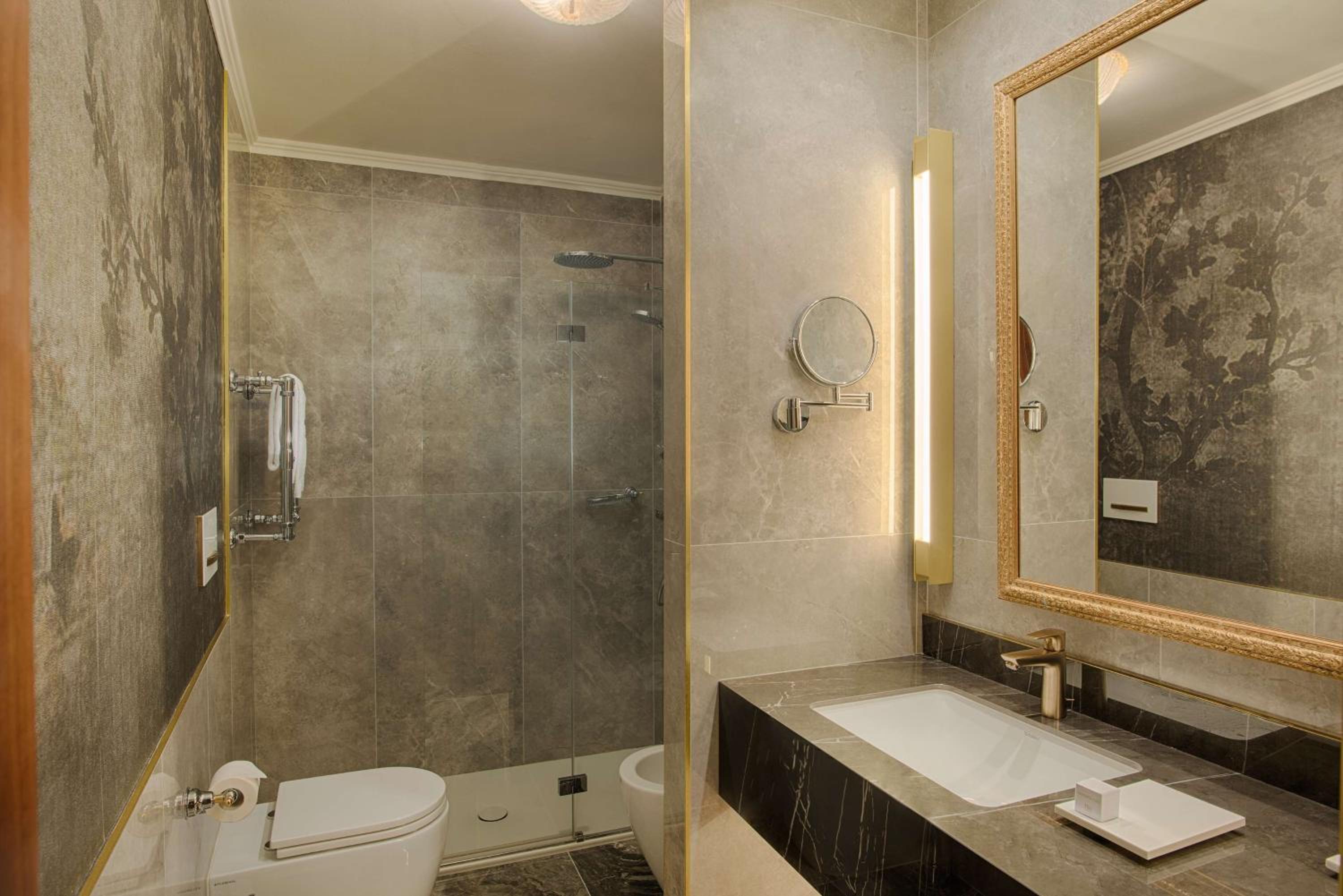 Premium Double or Twin Room with Canal View - Photo 9