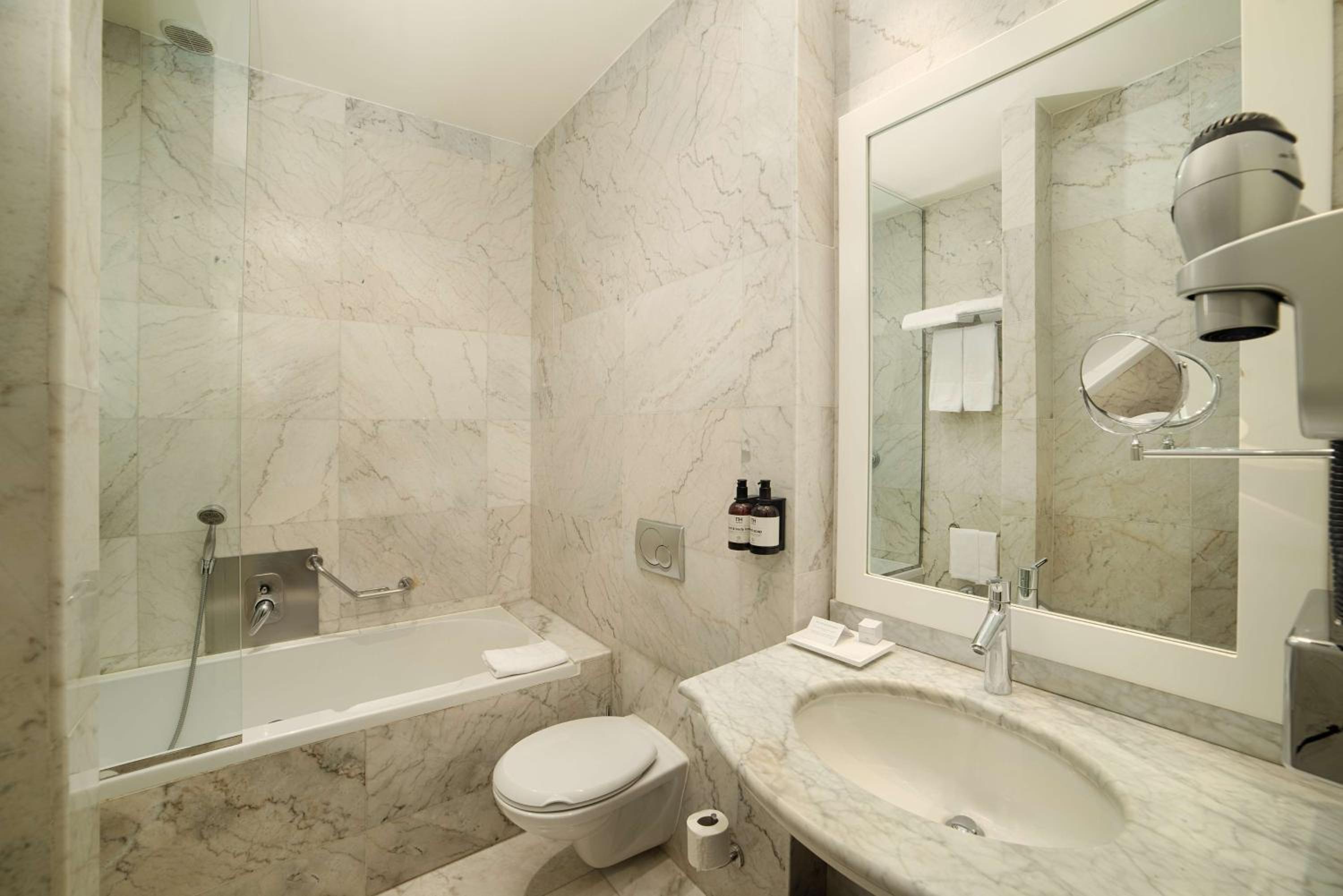Premium Twin Room thumbnail 5