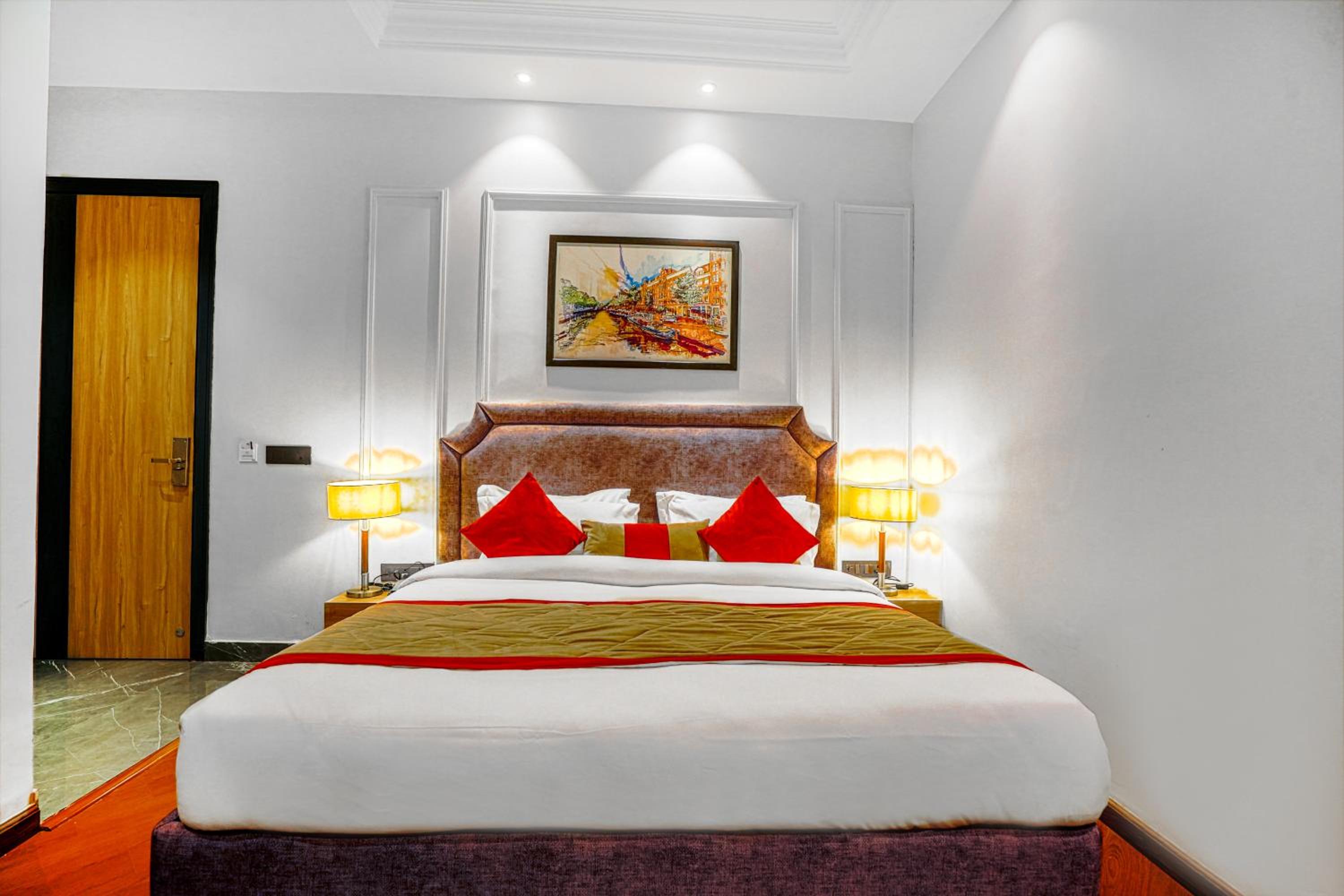 Deluxe Room - Photo 12