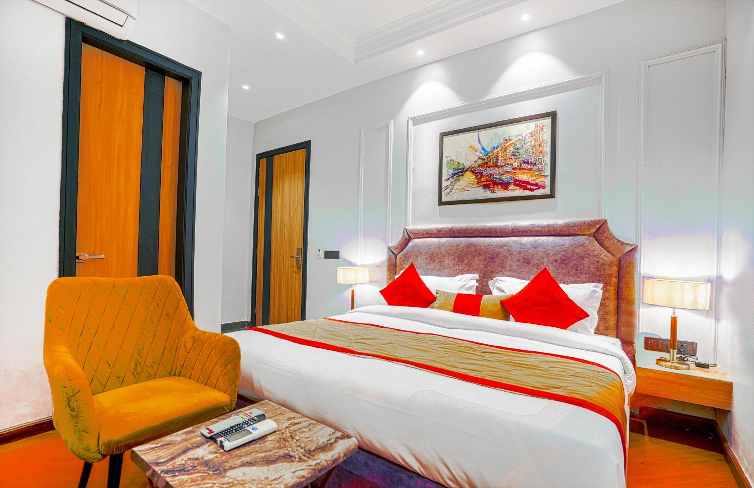 Deluxe Room - Photo 11