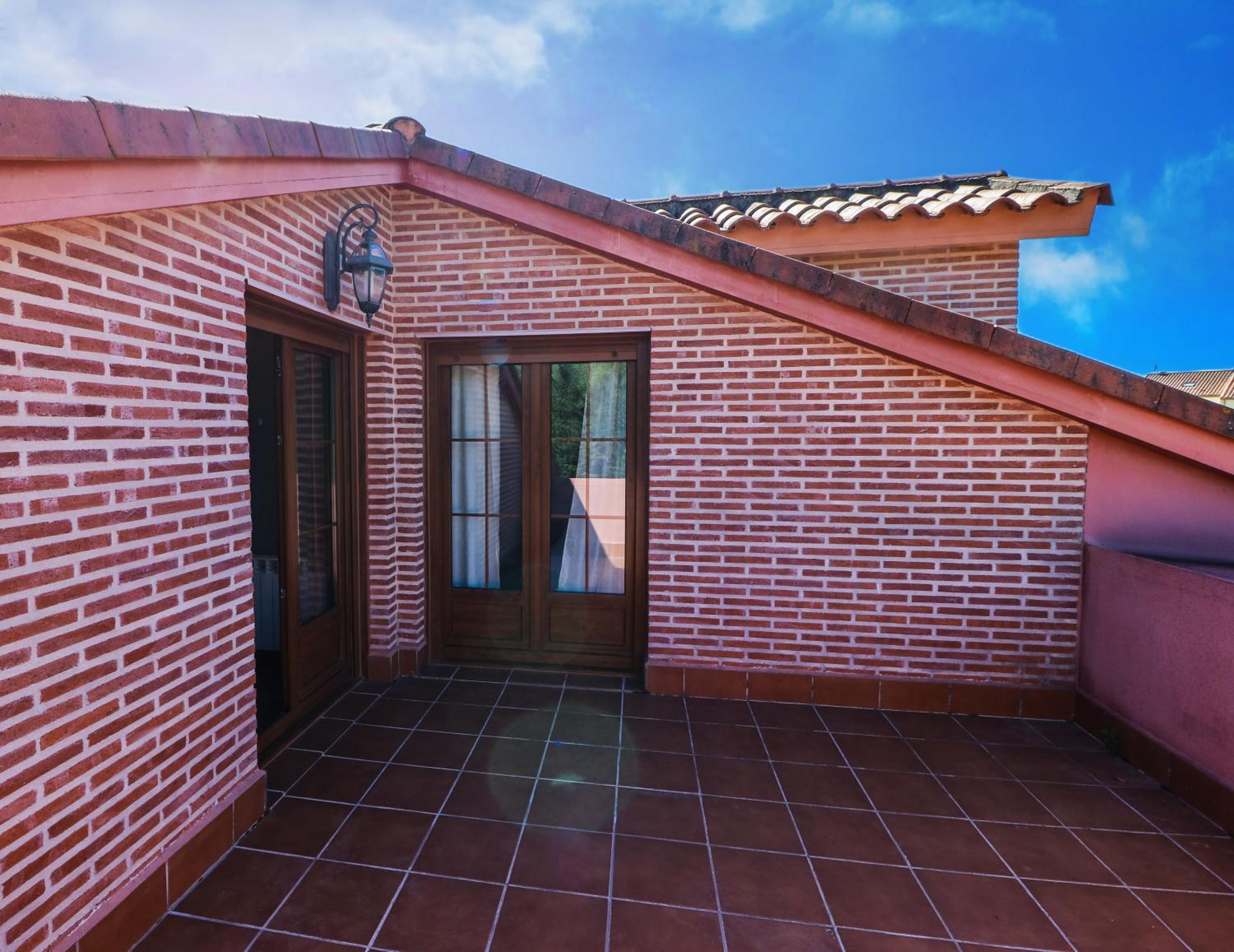 Attic - Photo 4