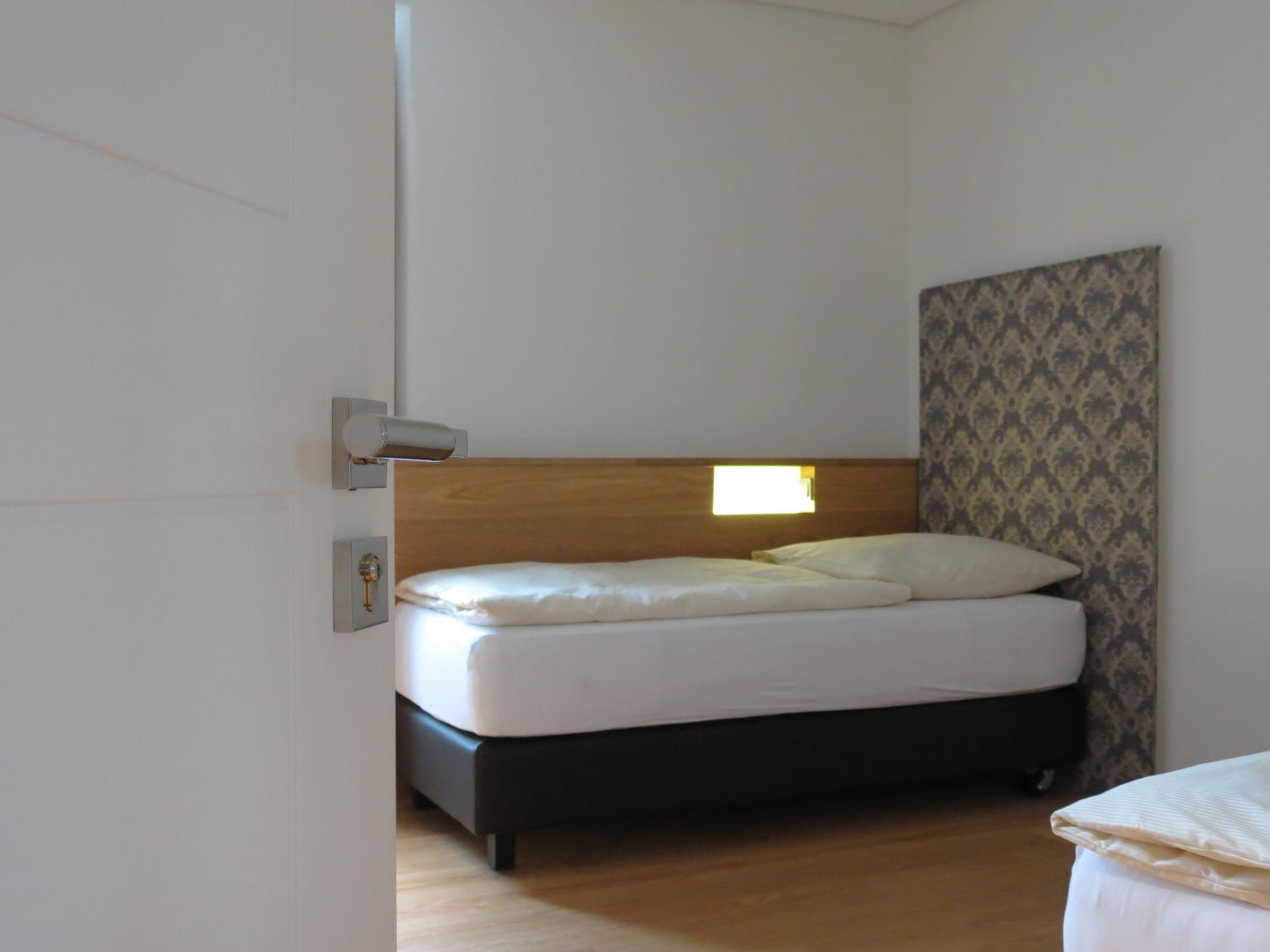 Single Room with Bathroom photo 1