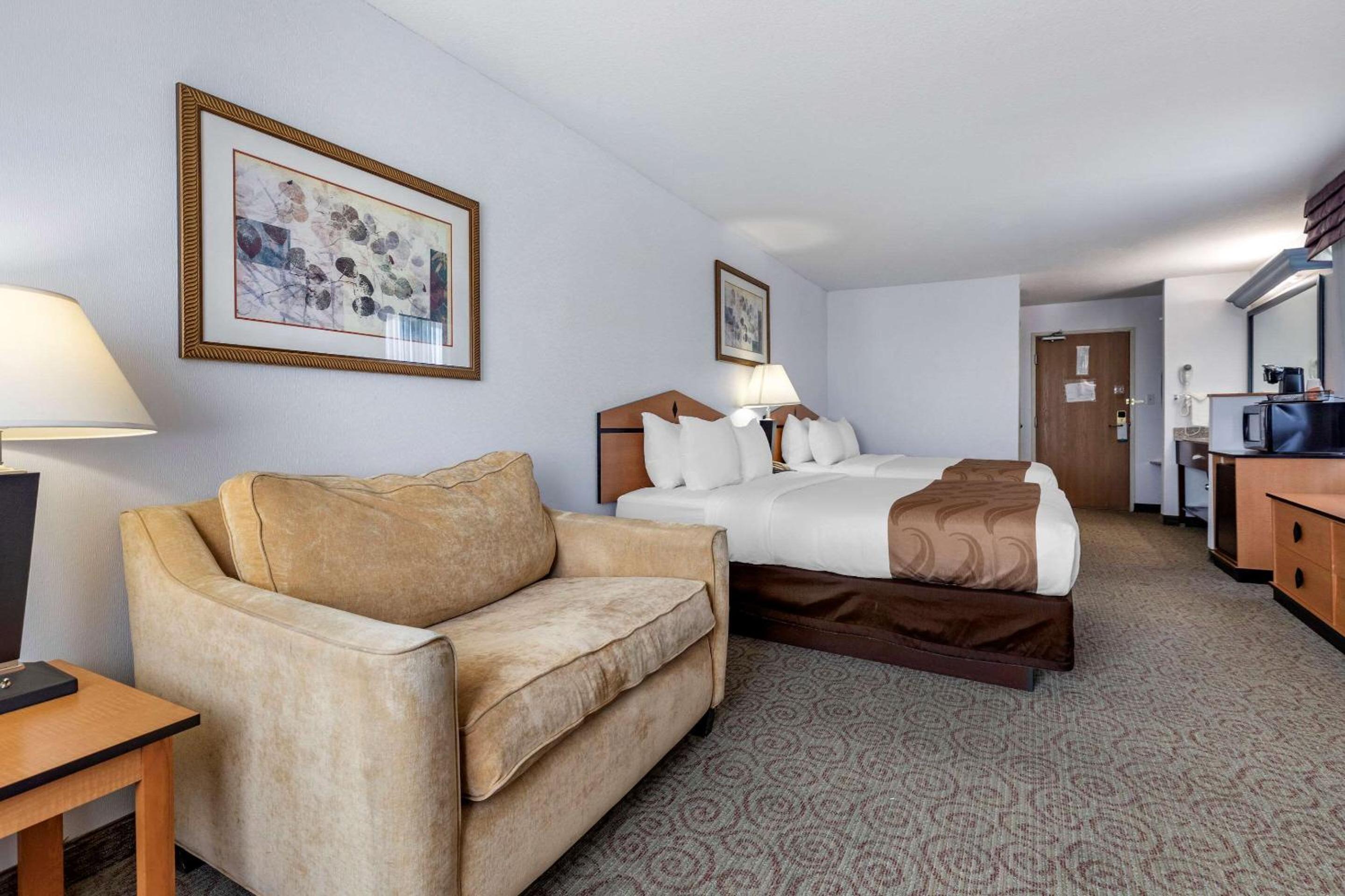 Queen Room with Two Queen Beds - Non-Smoking - Photo 2